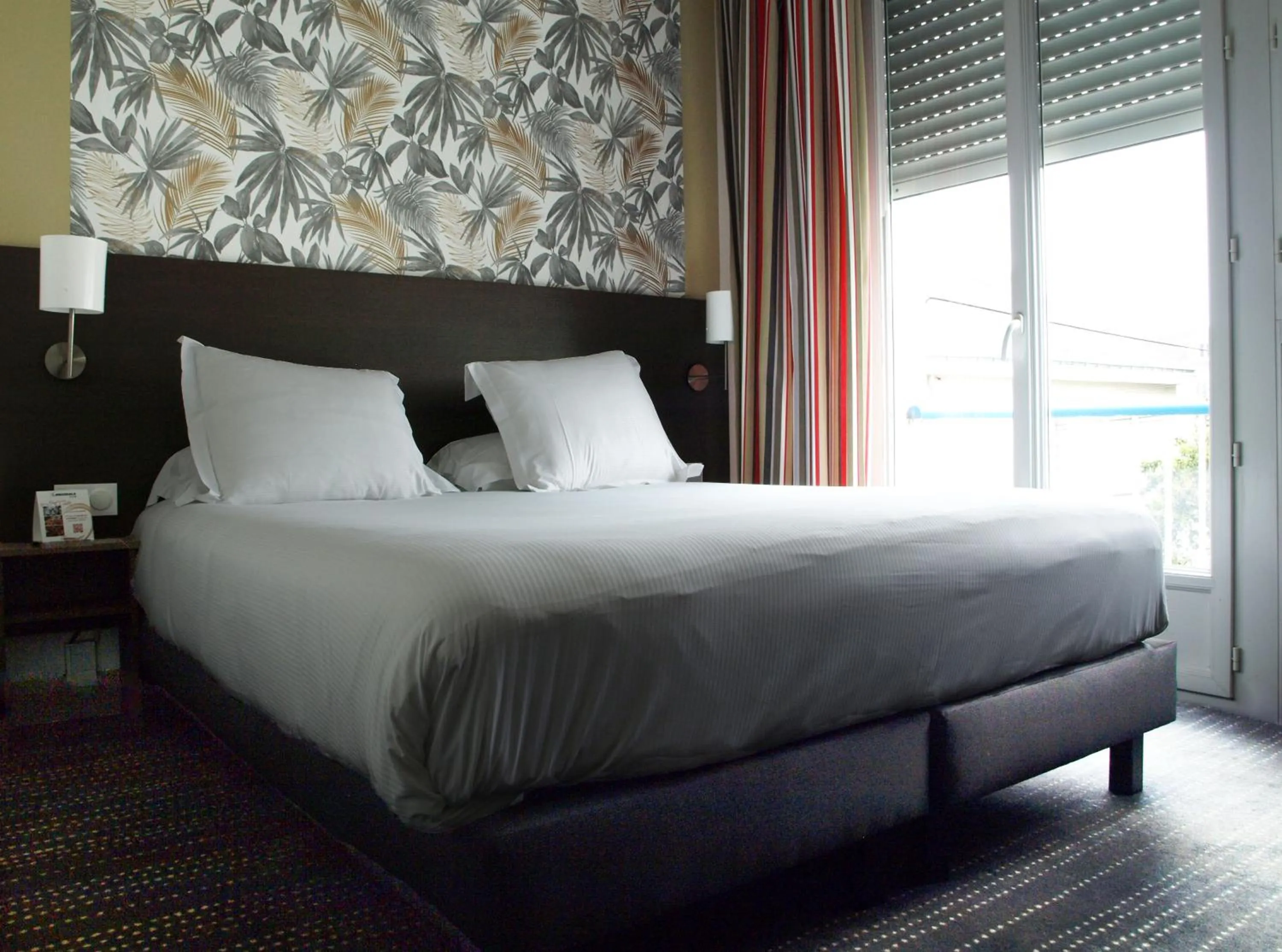 Bedroom, Bed in The Originals City, Hôtel de l'Europe, Saint-Nazaire