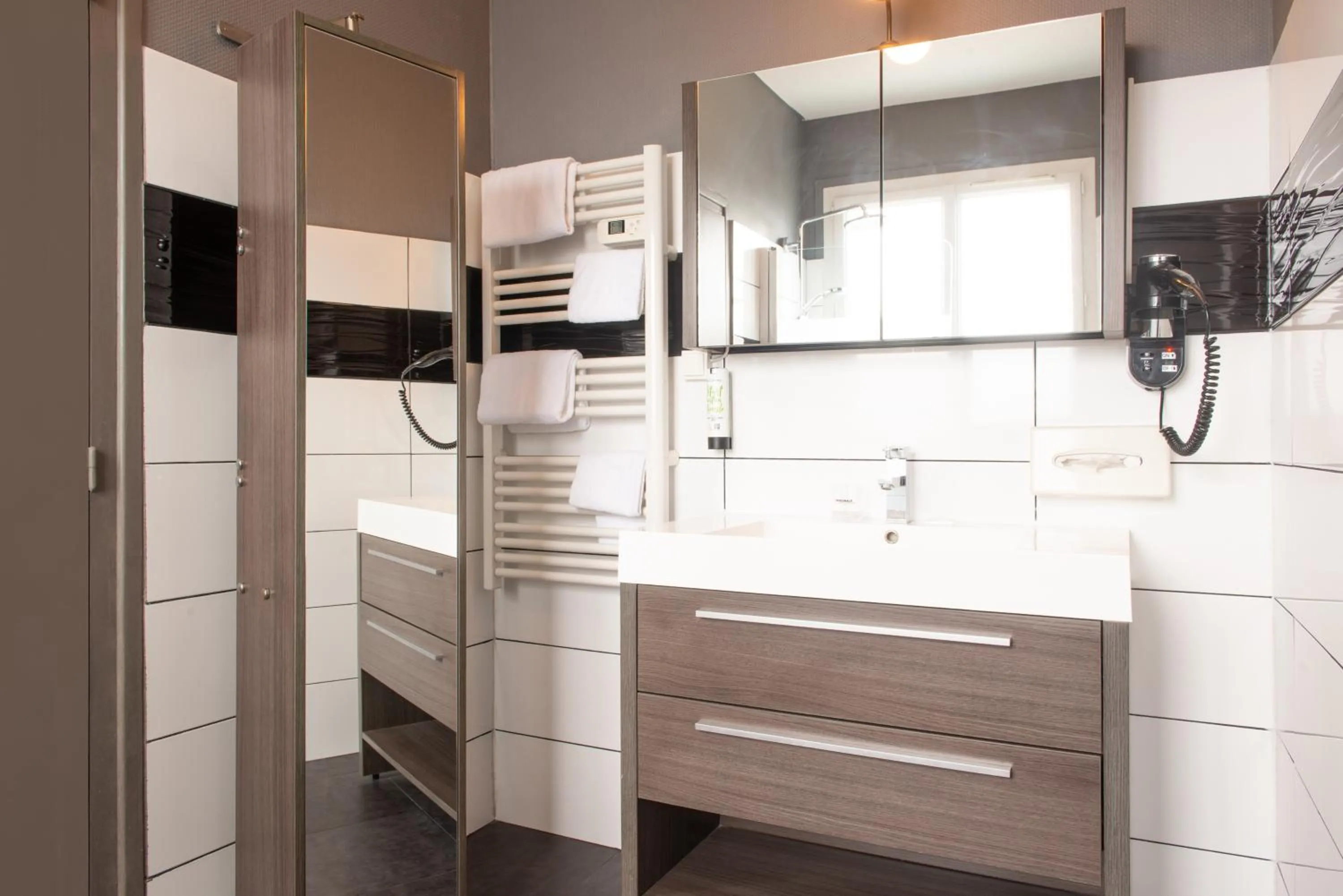 Bathroom in The Originals City, Hôtel de l'Europe, Saint-Nazaire