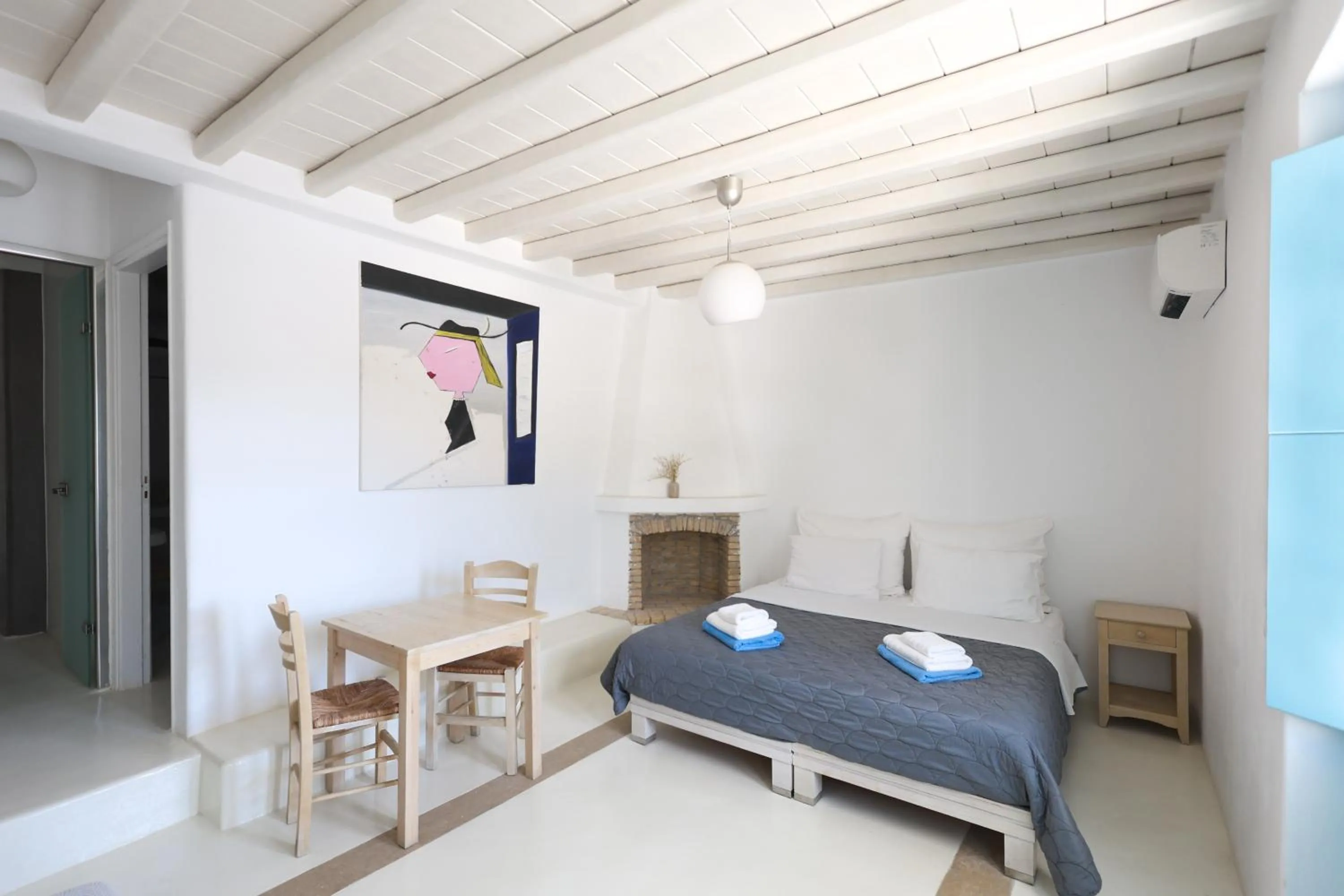 Photo of the whole room, Bed in Mykonos Pantheon