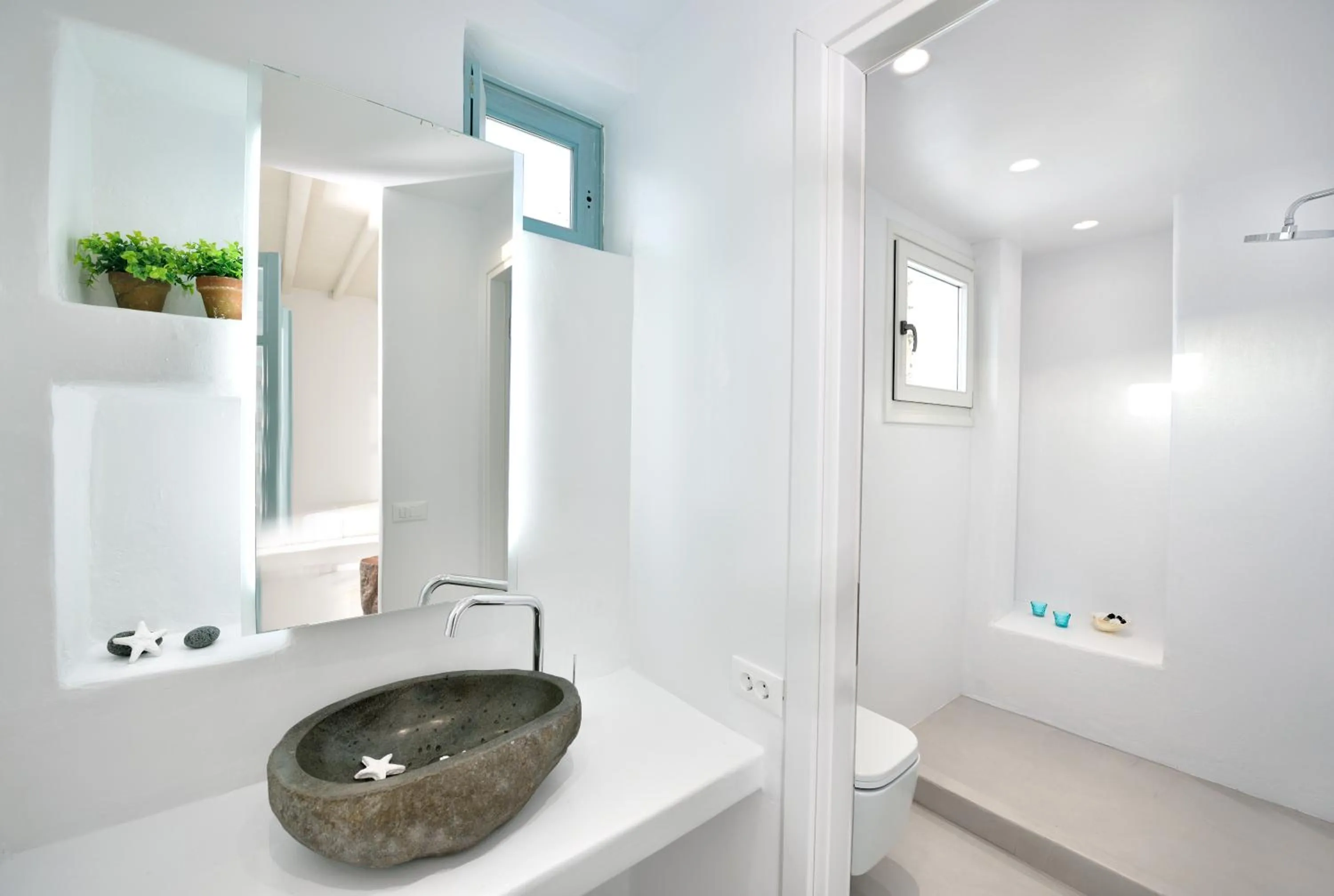 Toilet in Mykonos Pantheon