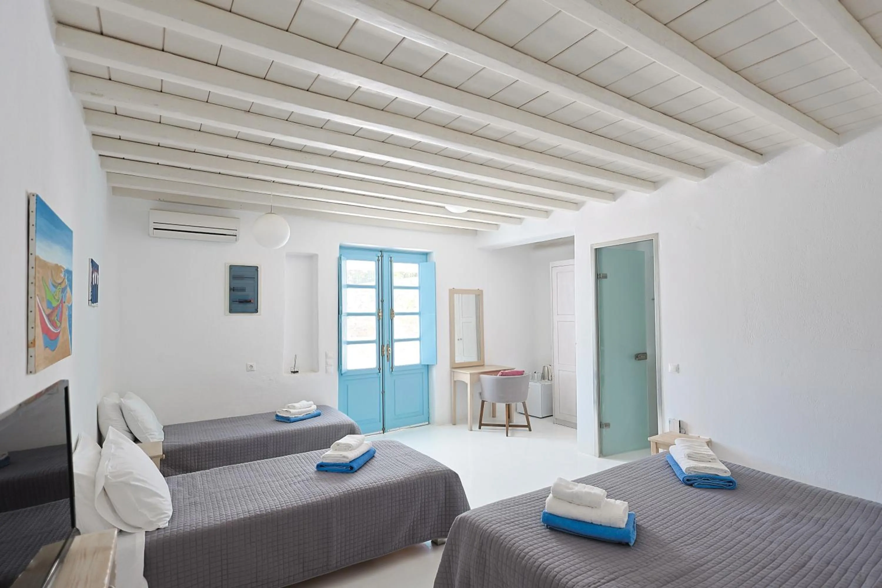 Photo of the whole room, Bed in Mykonos Pantheon
