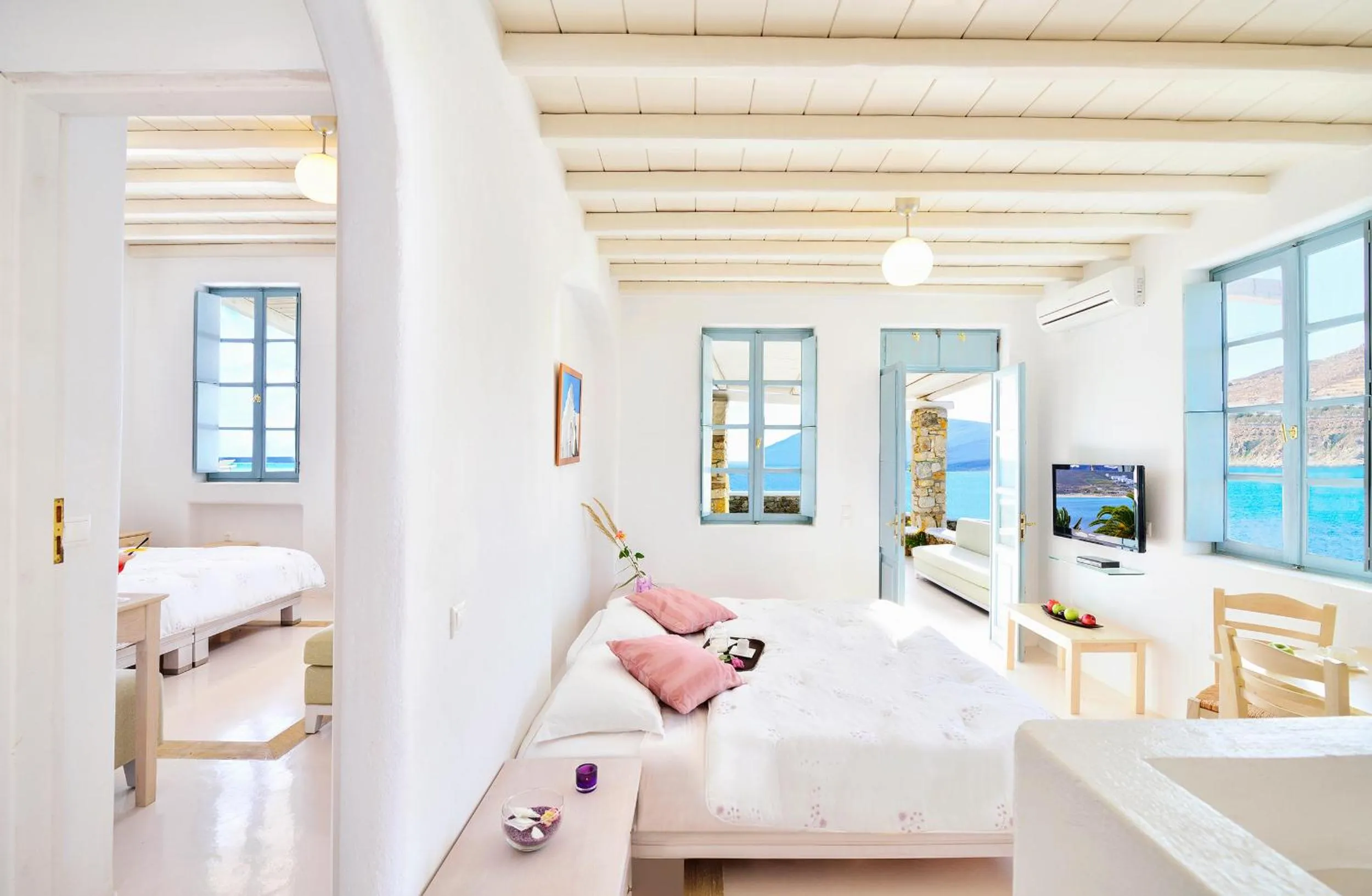 Photo of the whole room, Bed in Mykonos Pantheon