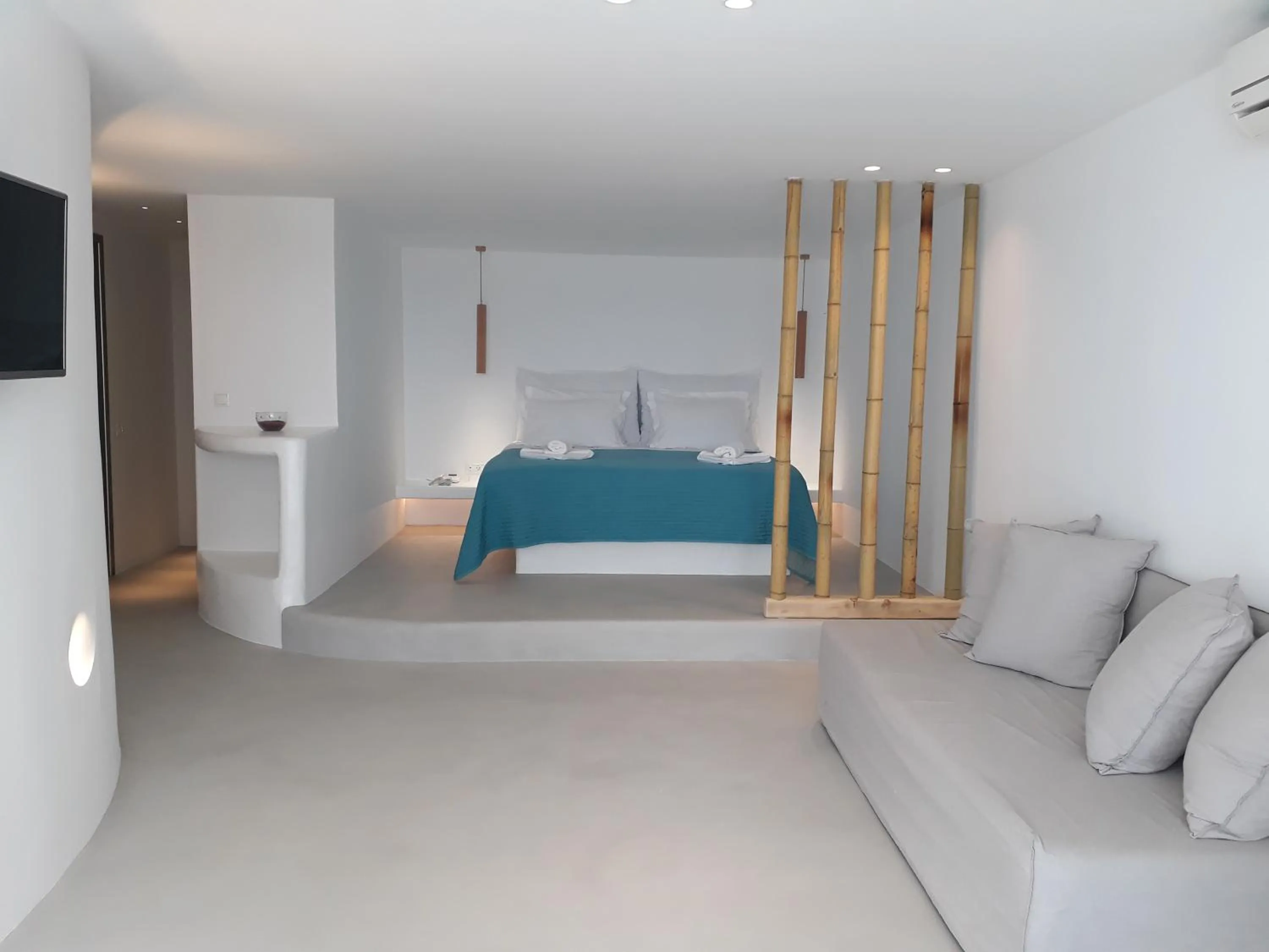 Photo of the whole room, Bed in Mykonos Pantheon