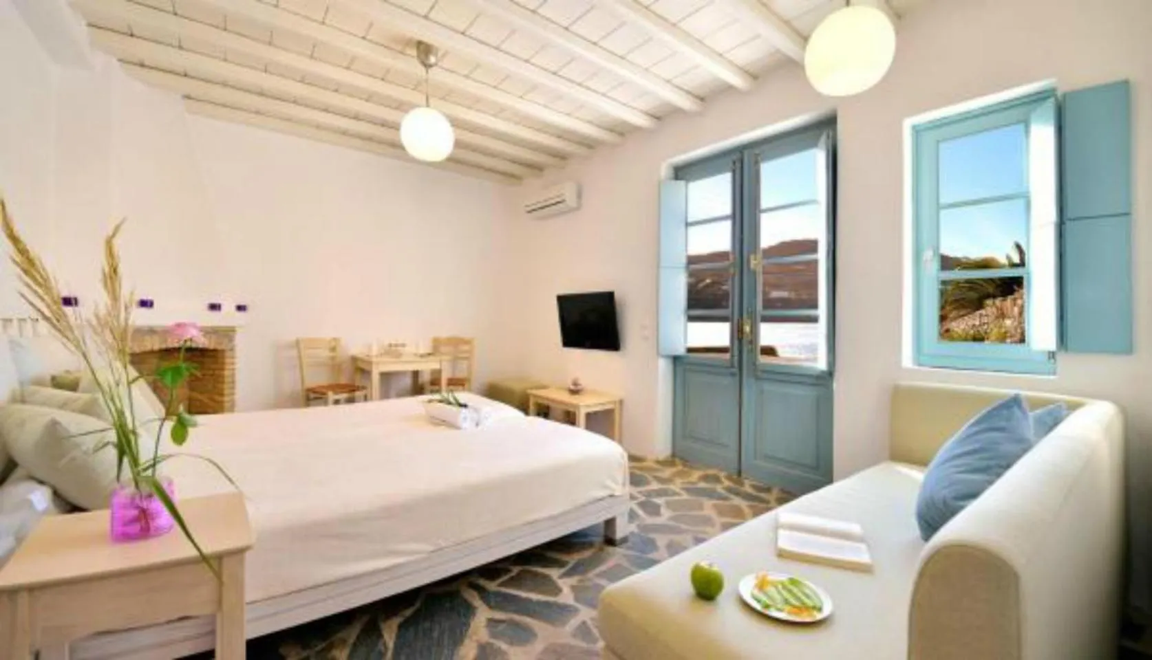 Bed in Mykonos Pantheon