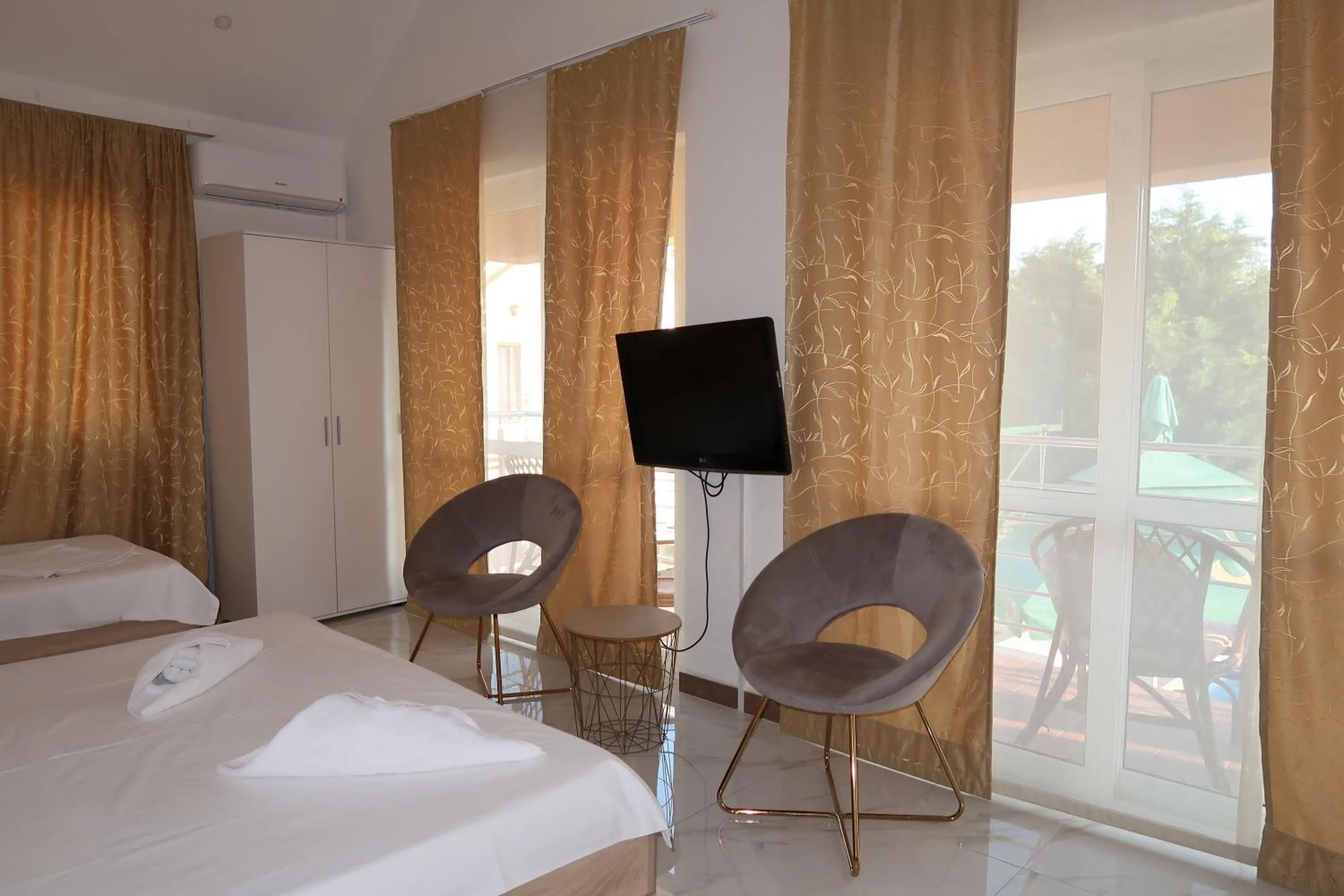 Bed in Hotel Royal Garden