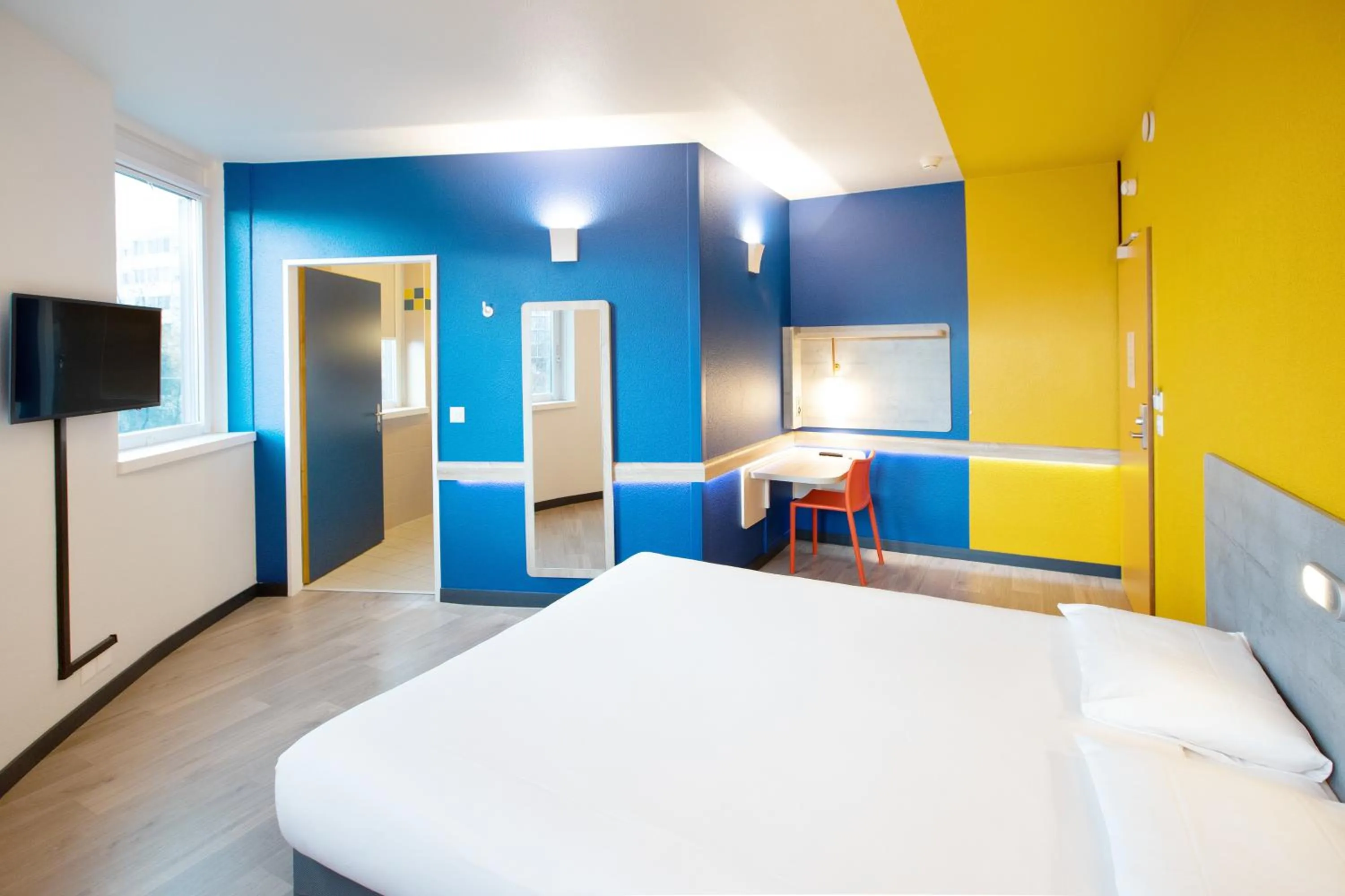 Photo of the whole room, Bed in ibis budget Genève Aéroport