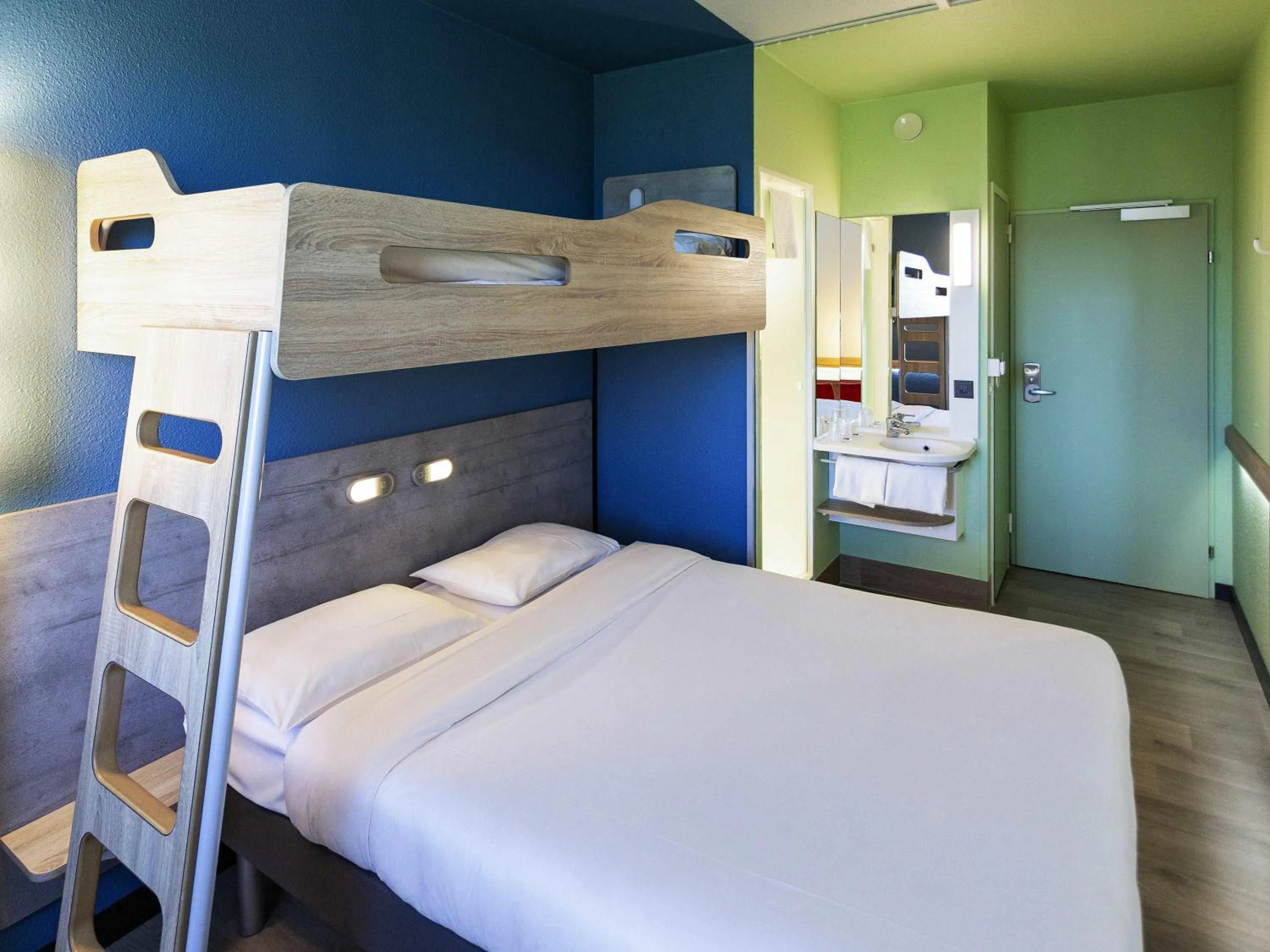 Bedroom, Bed in ibis budget Genève Aéroport