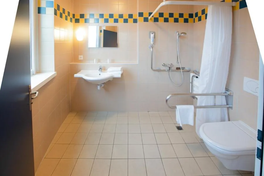 Shower in ibis budget Genève Aéroport