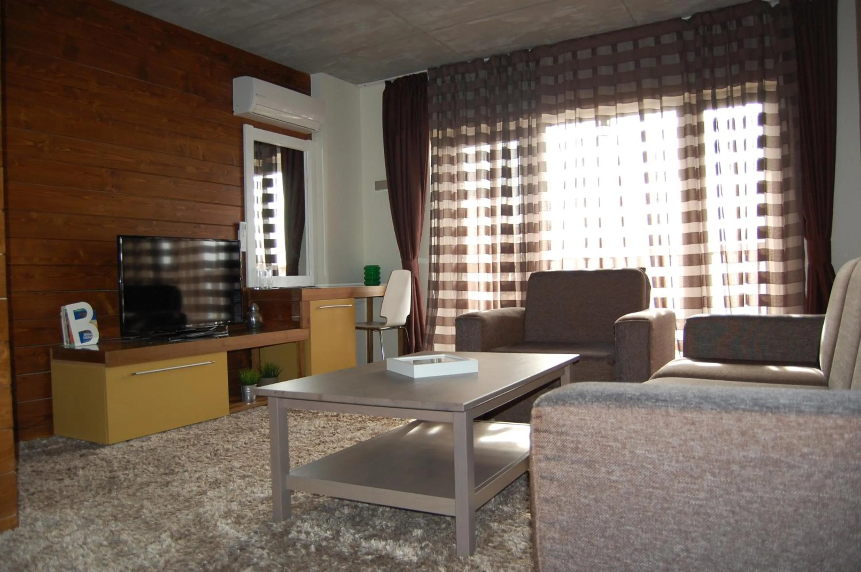 TV and multimedia in Aparthotel Seasons Glavatarski Han