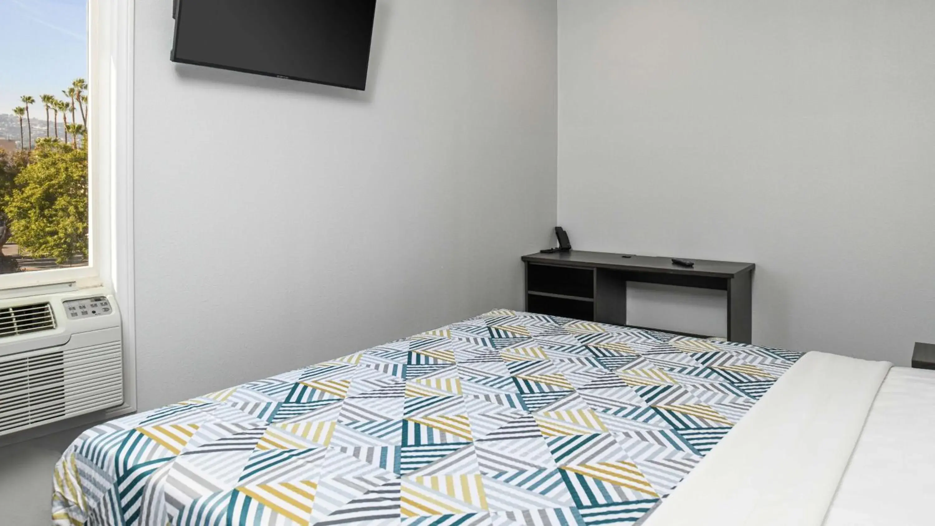 Standard King Room - Non-Smoking in Motel 6 San Pedro, CA Port of Los Angeles Standard King Room - Non-Smoking in Motel 6 San Pedro, CA Port of Los Angeles