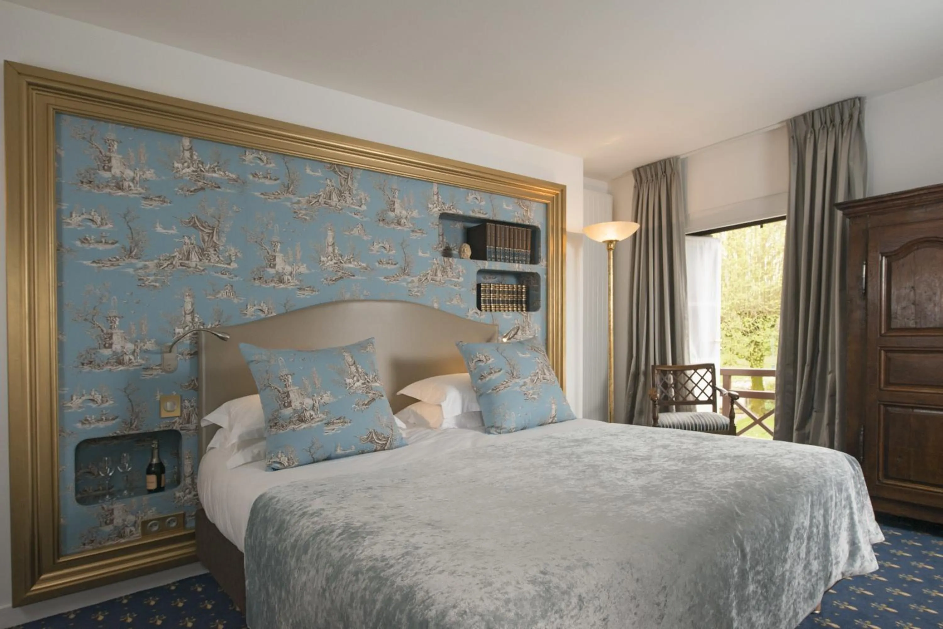 Photo of the whole room in Le Manoir du Lys, The Originals Relais