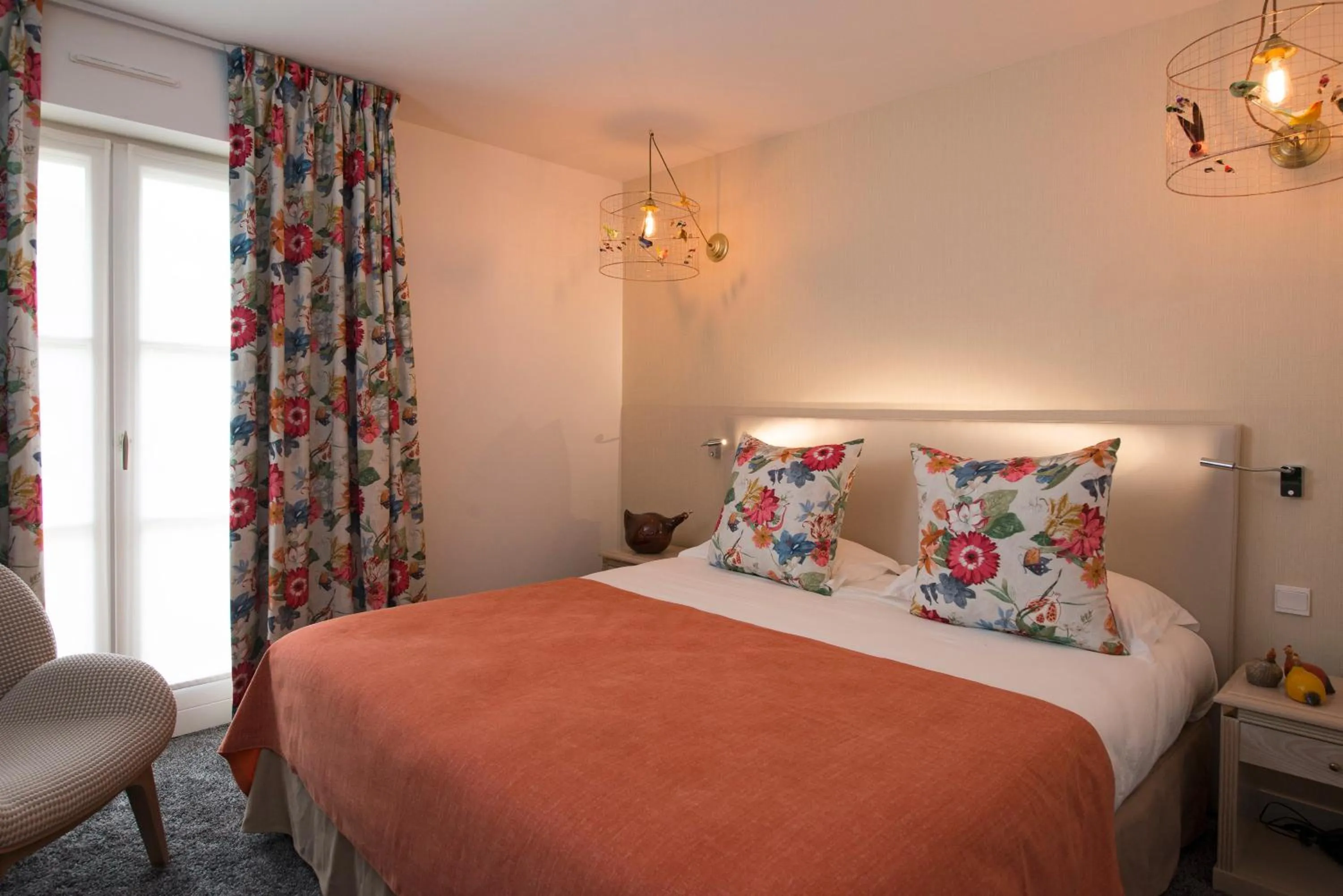 Photo of the whole room in Le Manoir du Lys, The Originals Relais