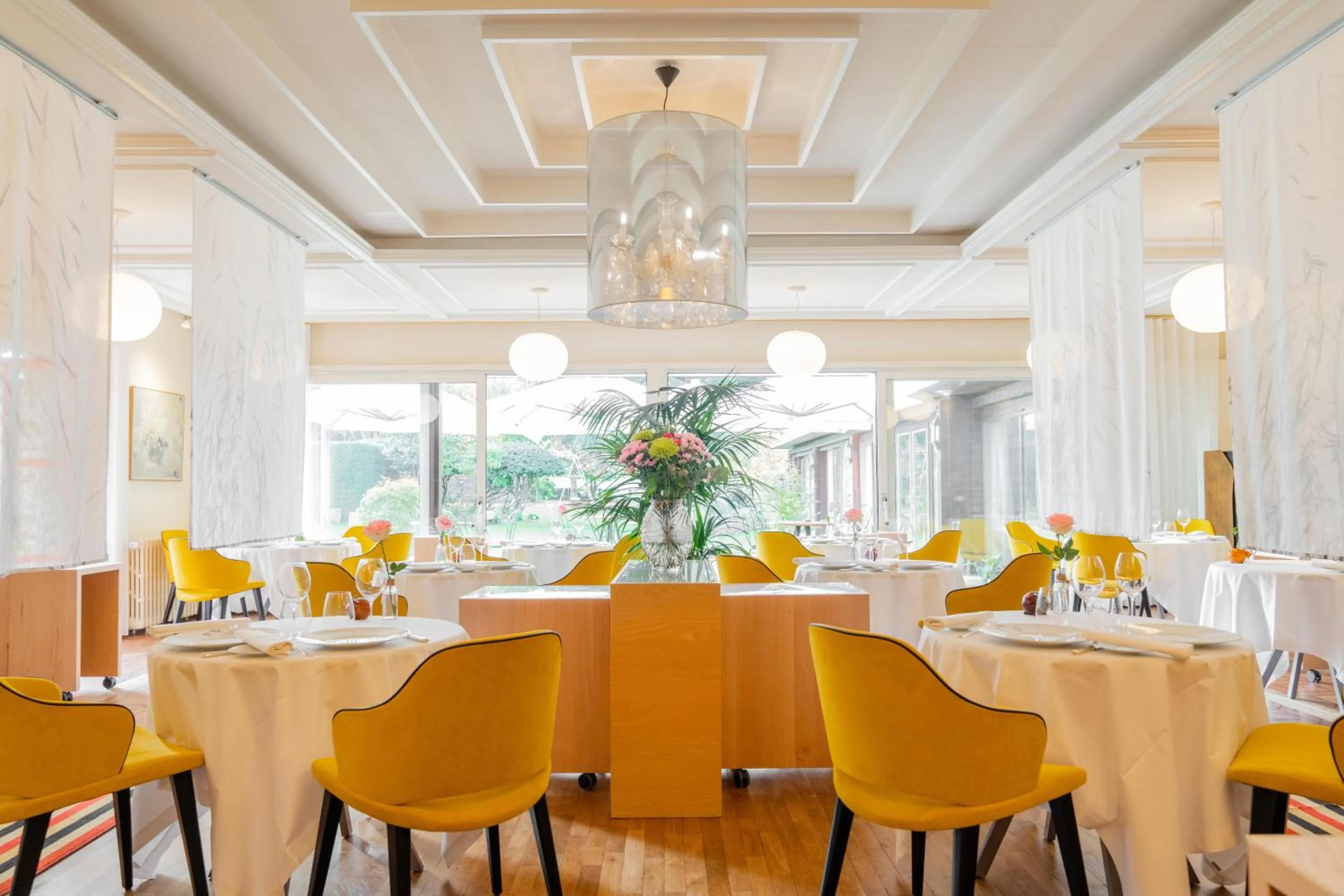 Restaurant/places to eat in Le Manoir du Lys, The Originals Relais