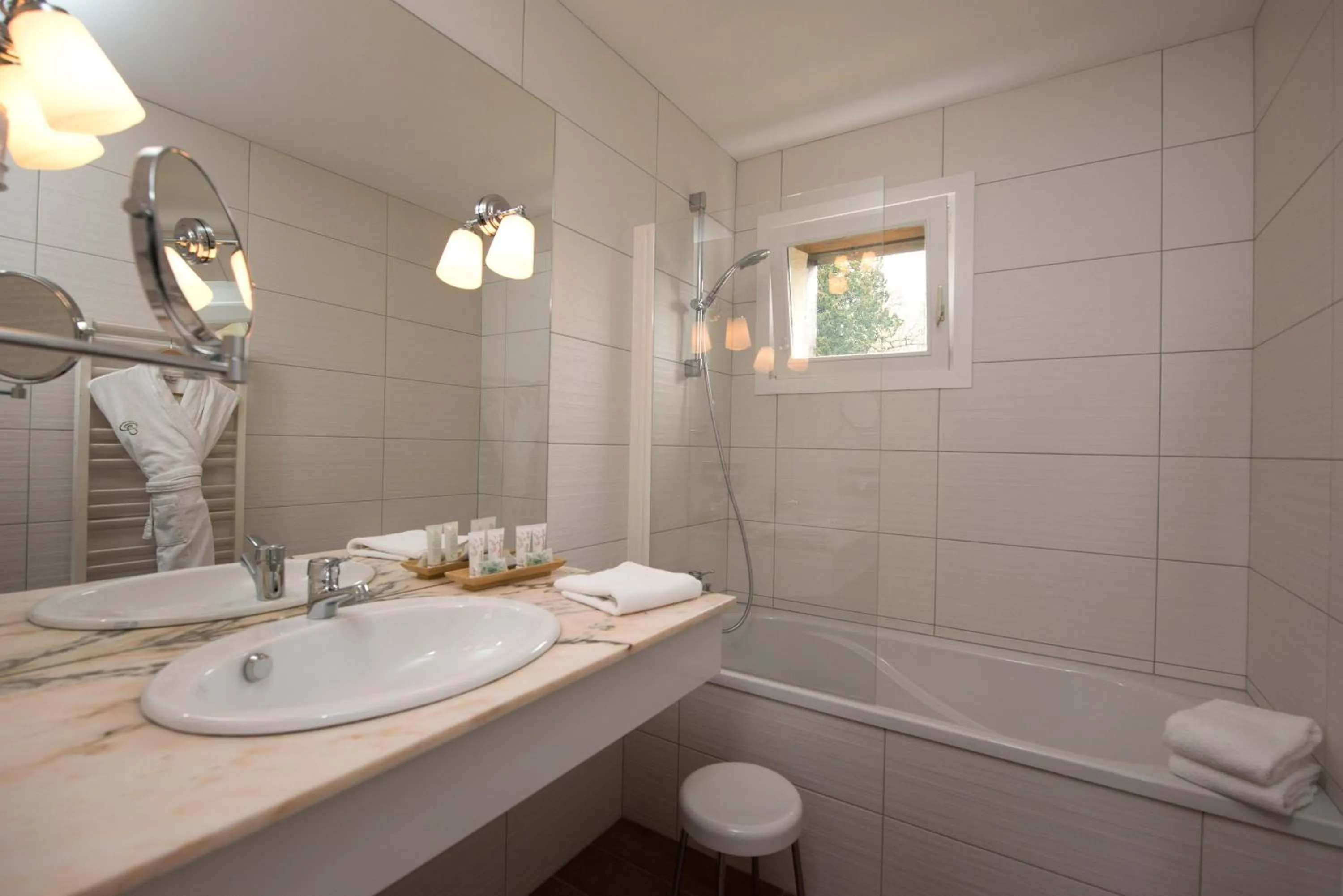 Bathroom in Le Manoir du Lys, The Originals Relais