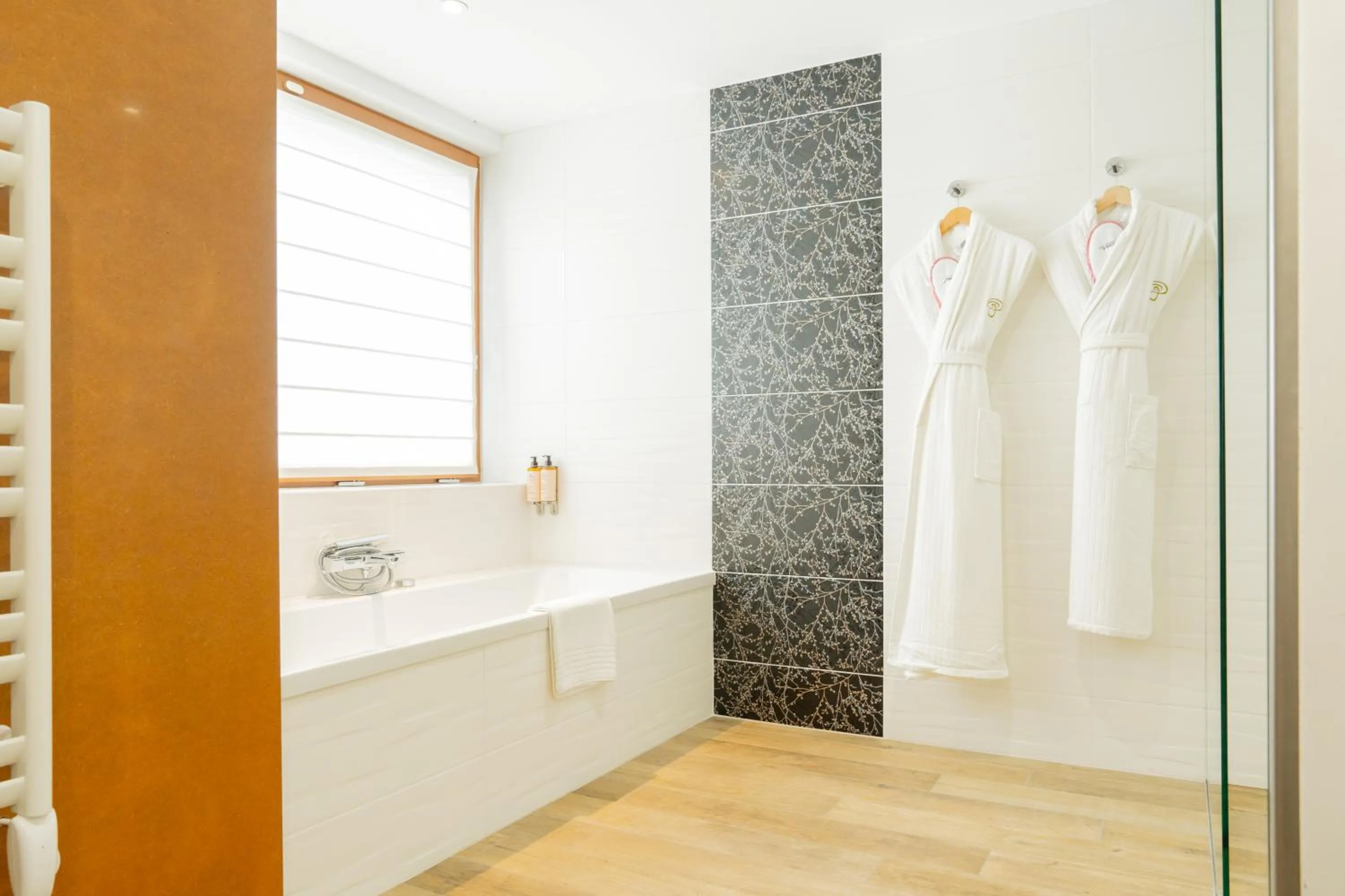 Bathroom in Le Manoir du Lys, The Originals Relais