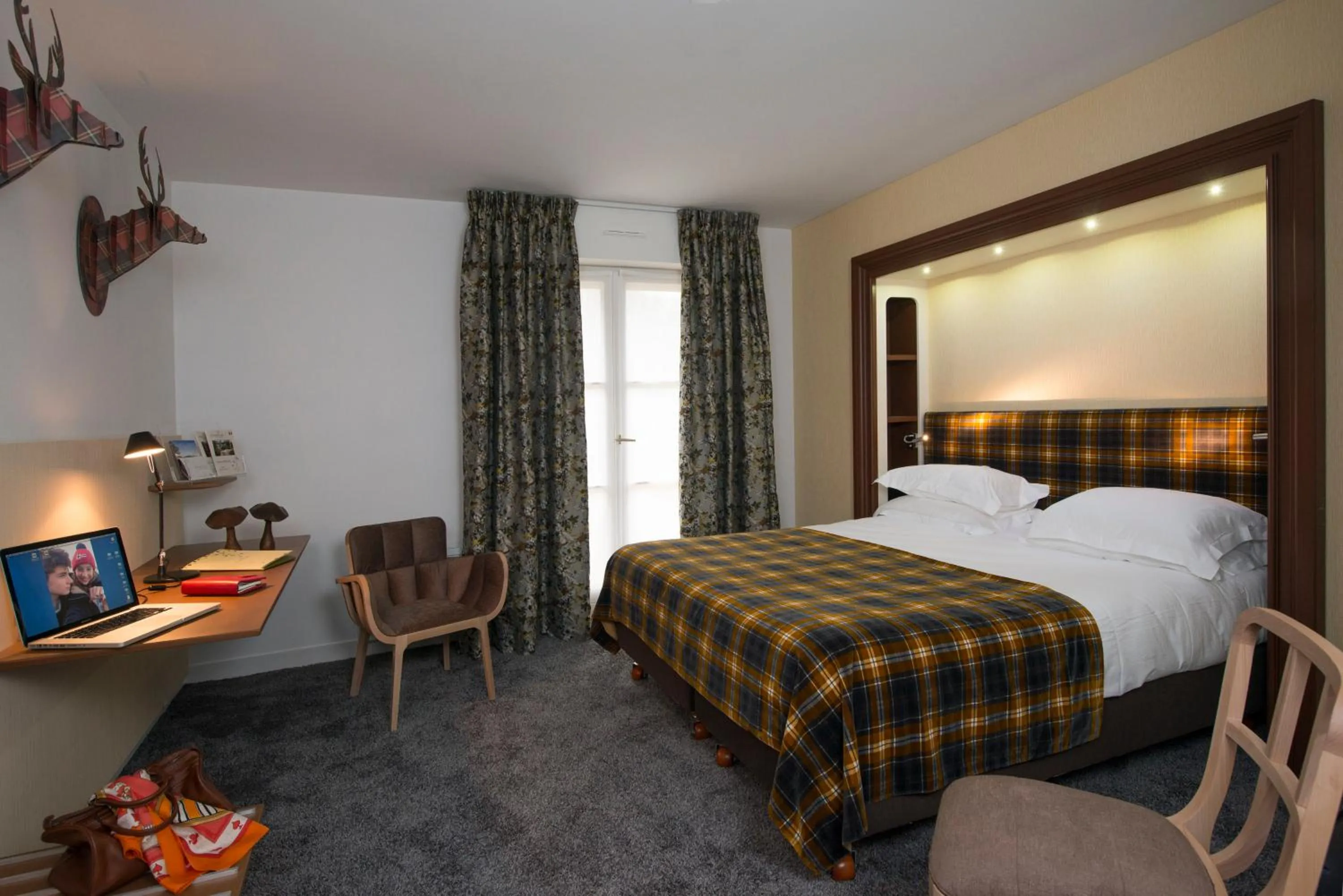 Decorative detail in Le Manoir du Lys, The Originals Relais