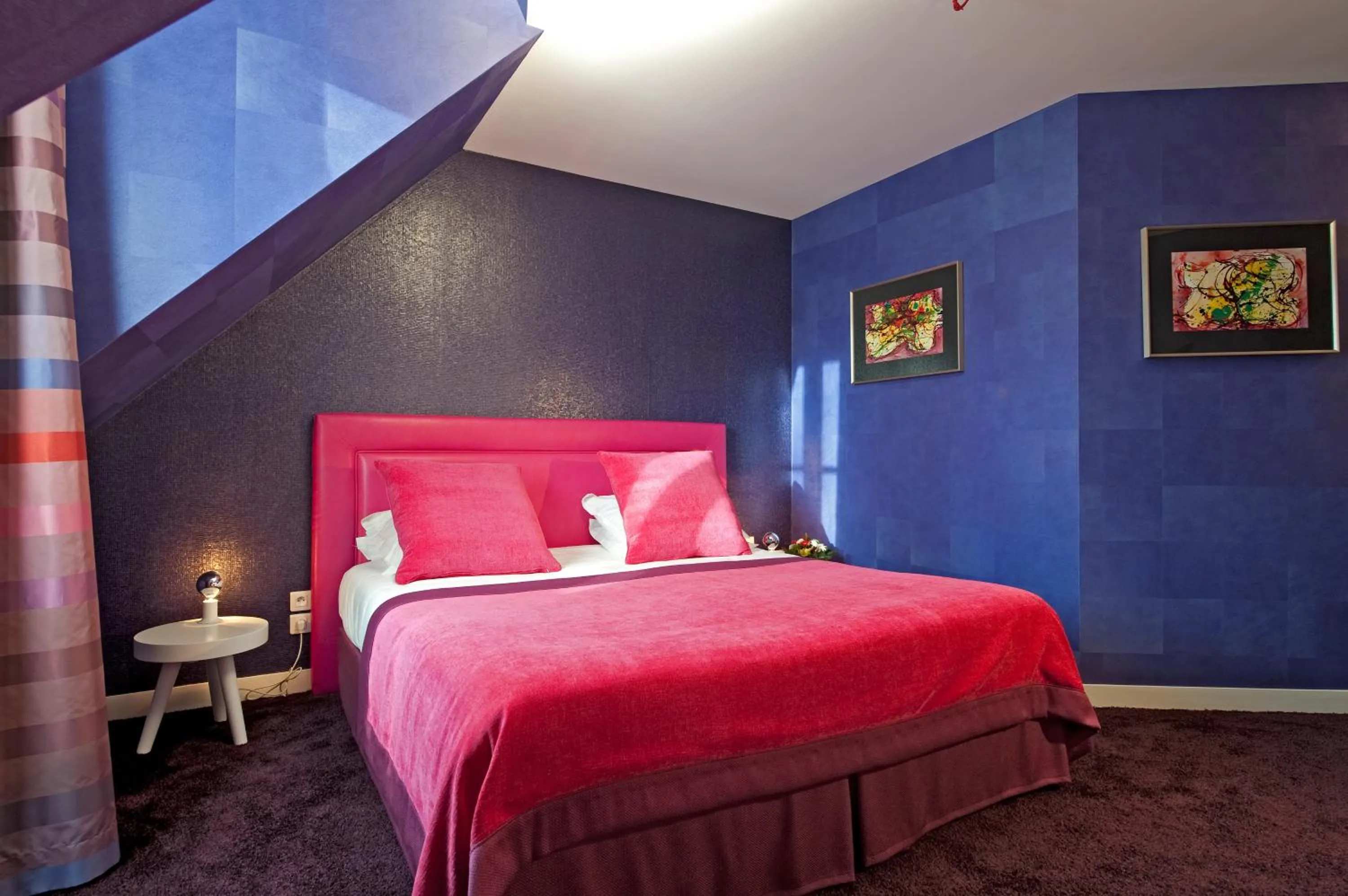 Photo of the whole room in Le Manoir du Lys, The Originals Relais