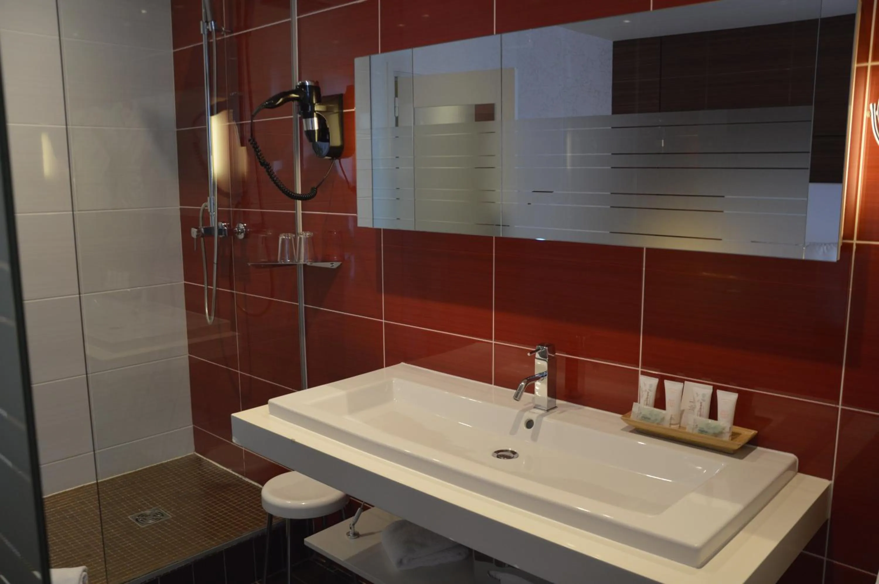 Bathroom in Le Manoir du Lys, The Originals Relais