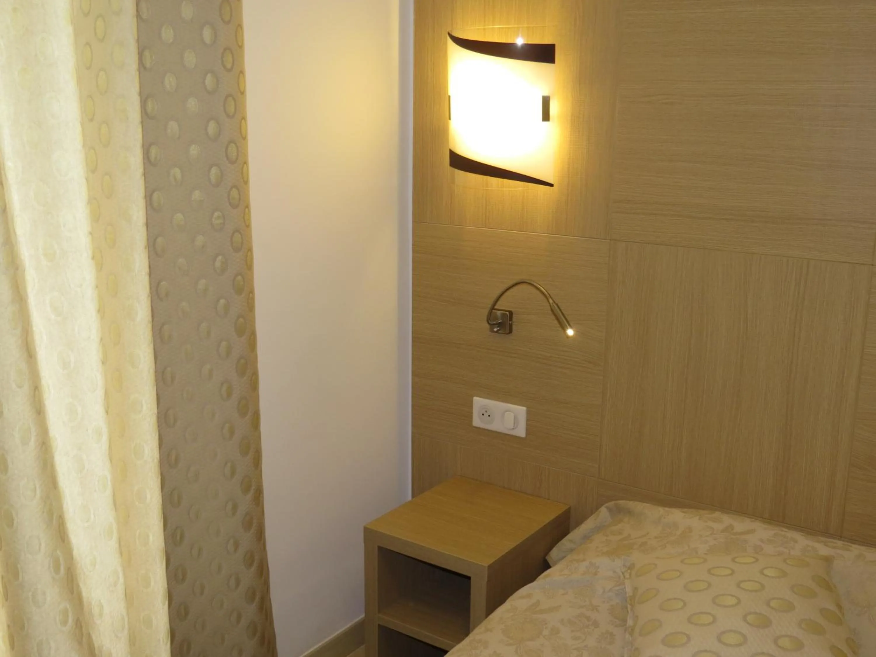 Bedroom, Bed in Hôtel Mare E Monti