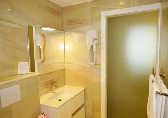 Shower in Hôtel Mare E Monti