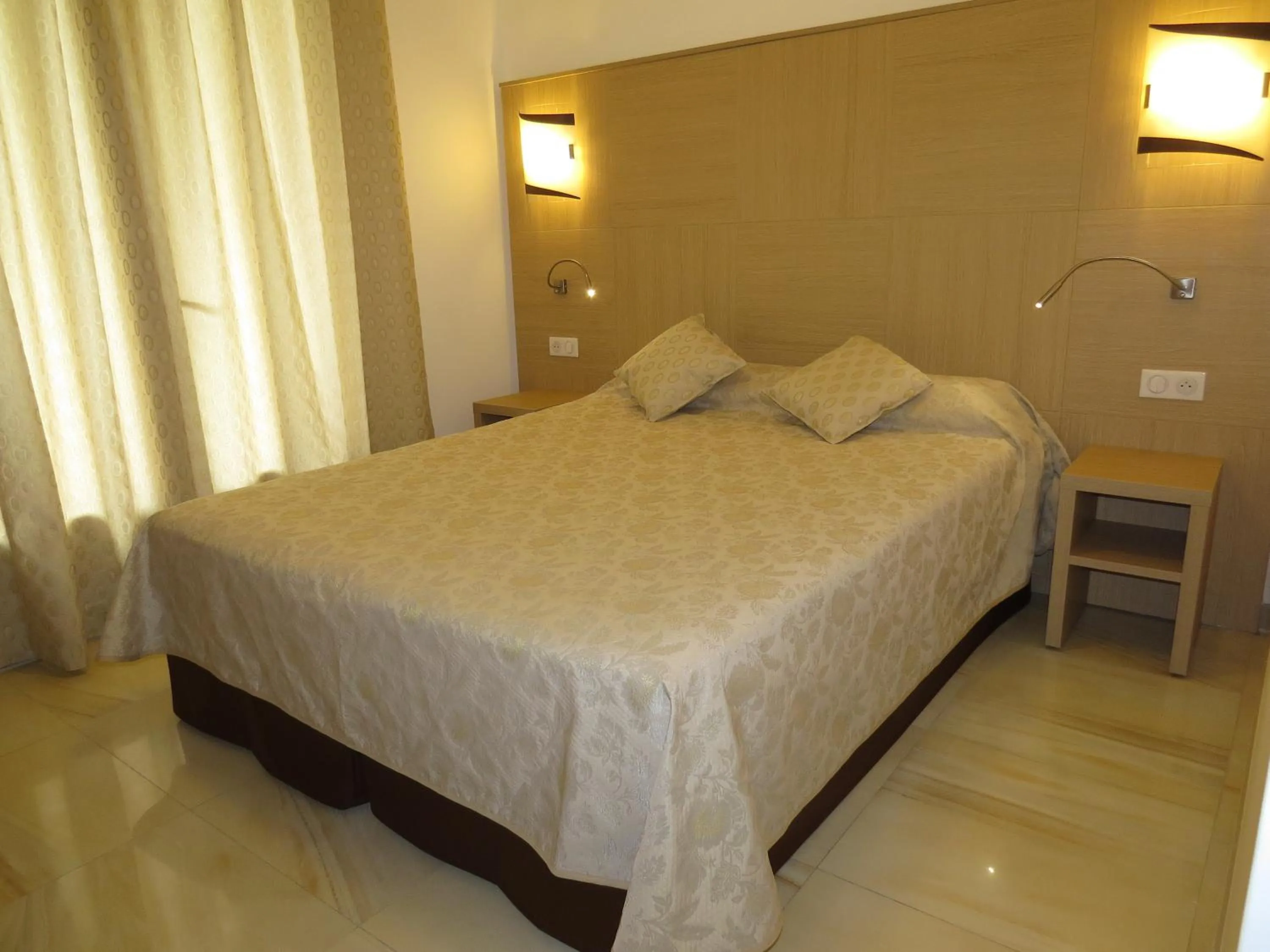 Bedroom, Bed in Hôtel Mare E Monti