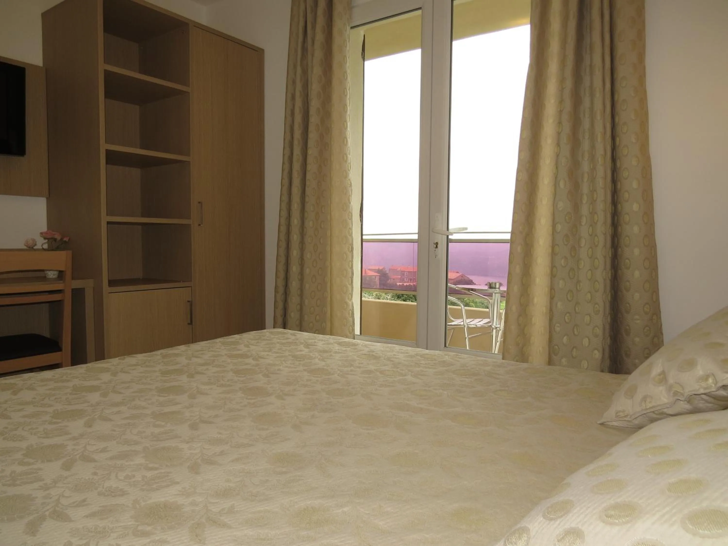 Bedroom, Bed in Hôtel Mare E Monti