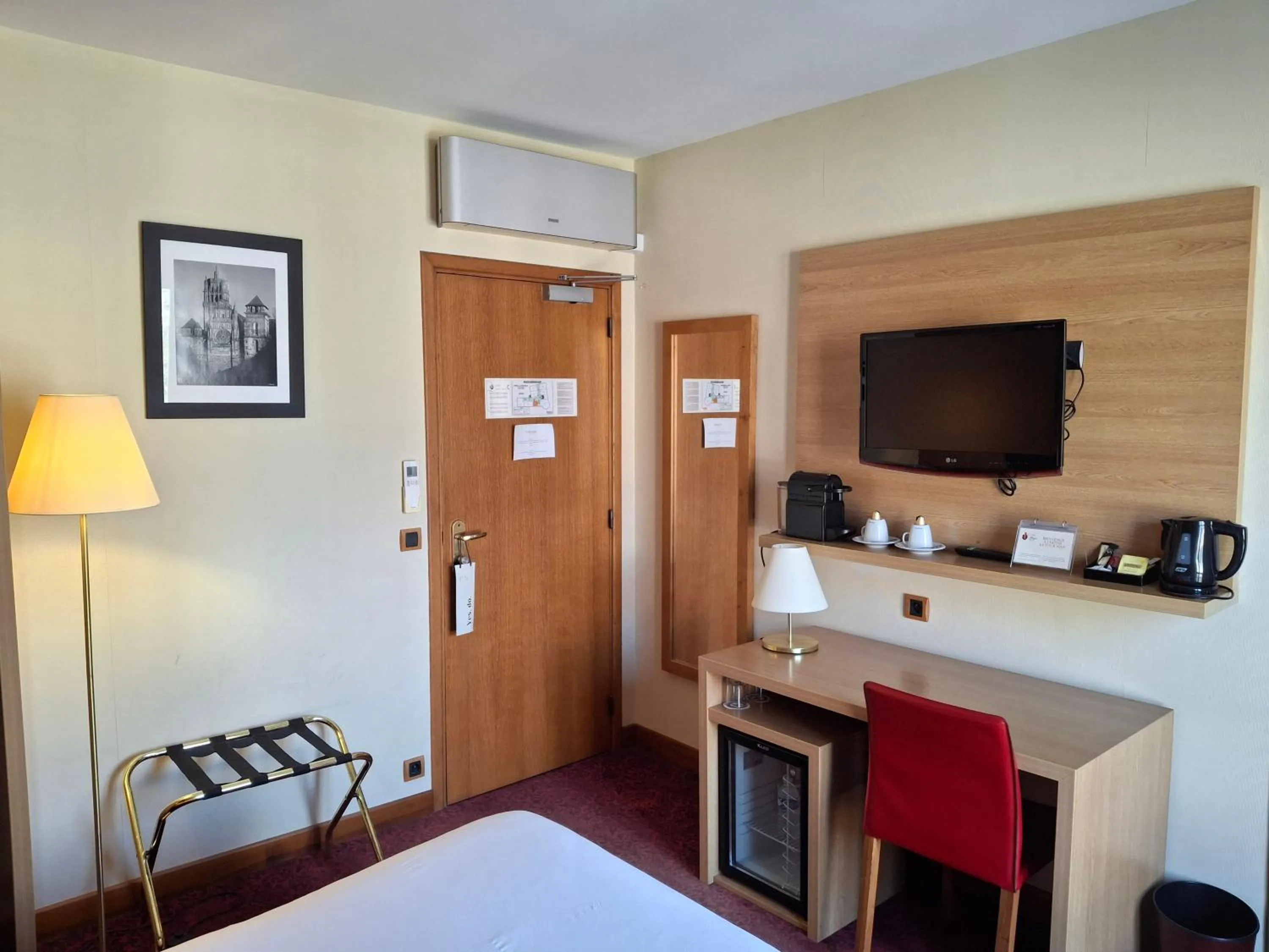 TV and multimedia, Bed in Hôtel Tour Maje