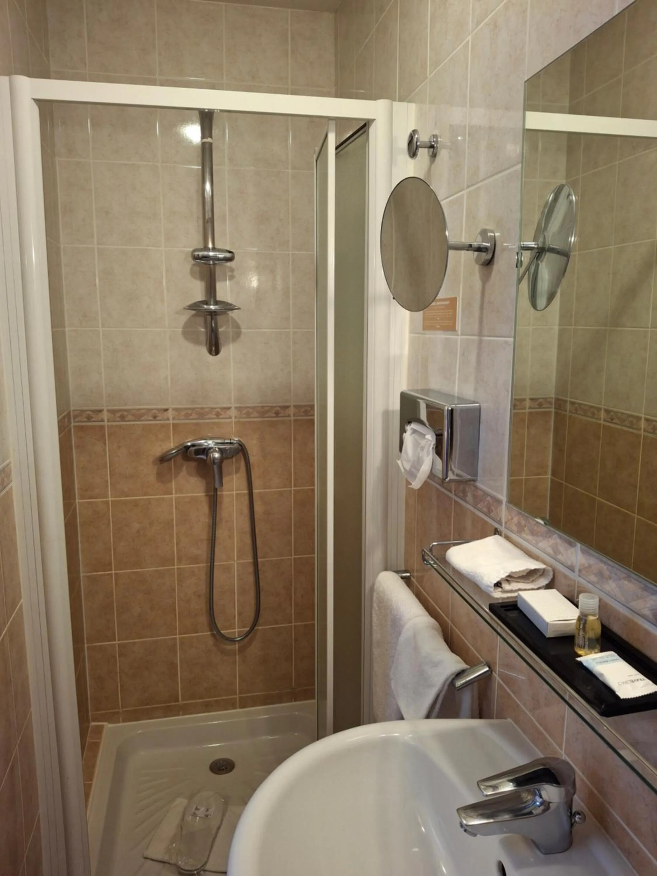 Shower in Hôtel Tour Maje