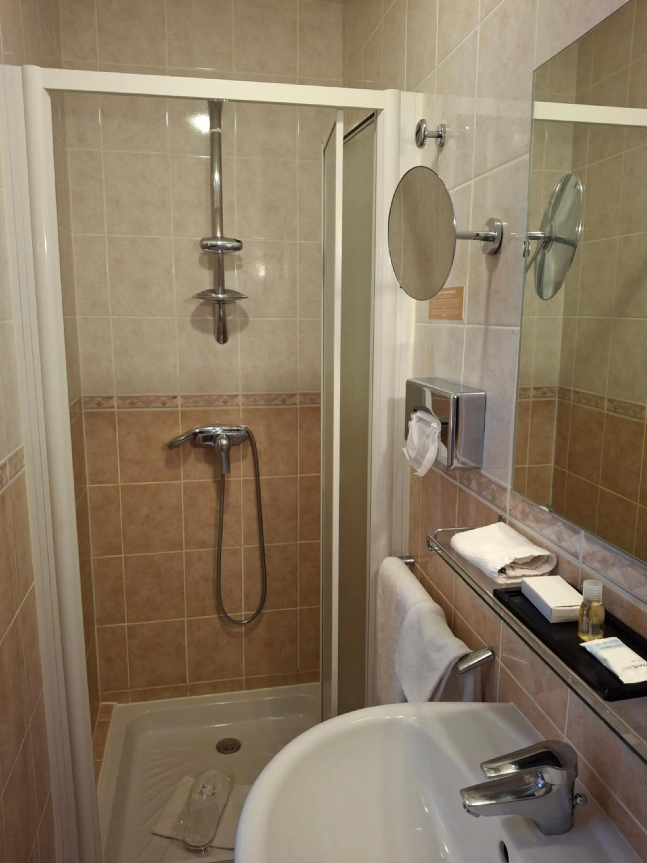 Shower in Hôtel Tour Maje