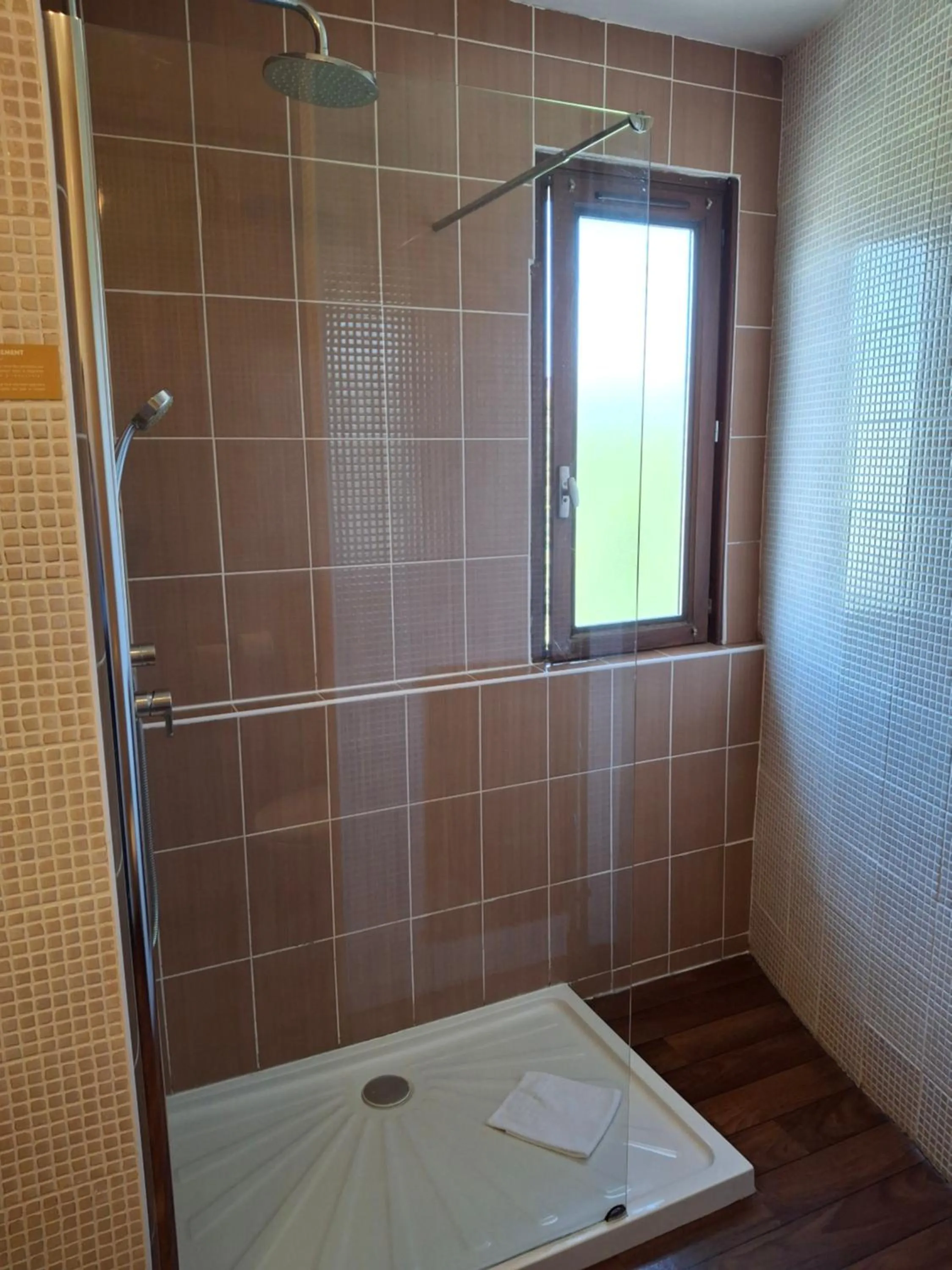 Shower in Hôtel Tour Maje