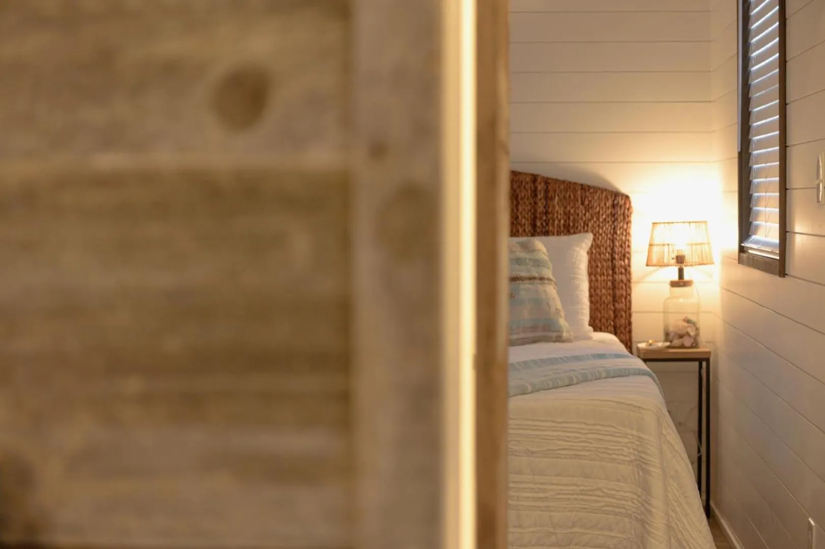 Bed in The Shoreline Container Home 12 min to Magnolia Silos and Baylor