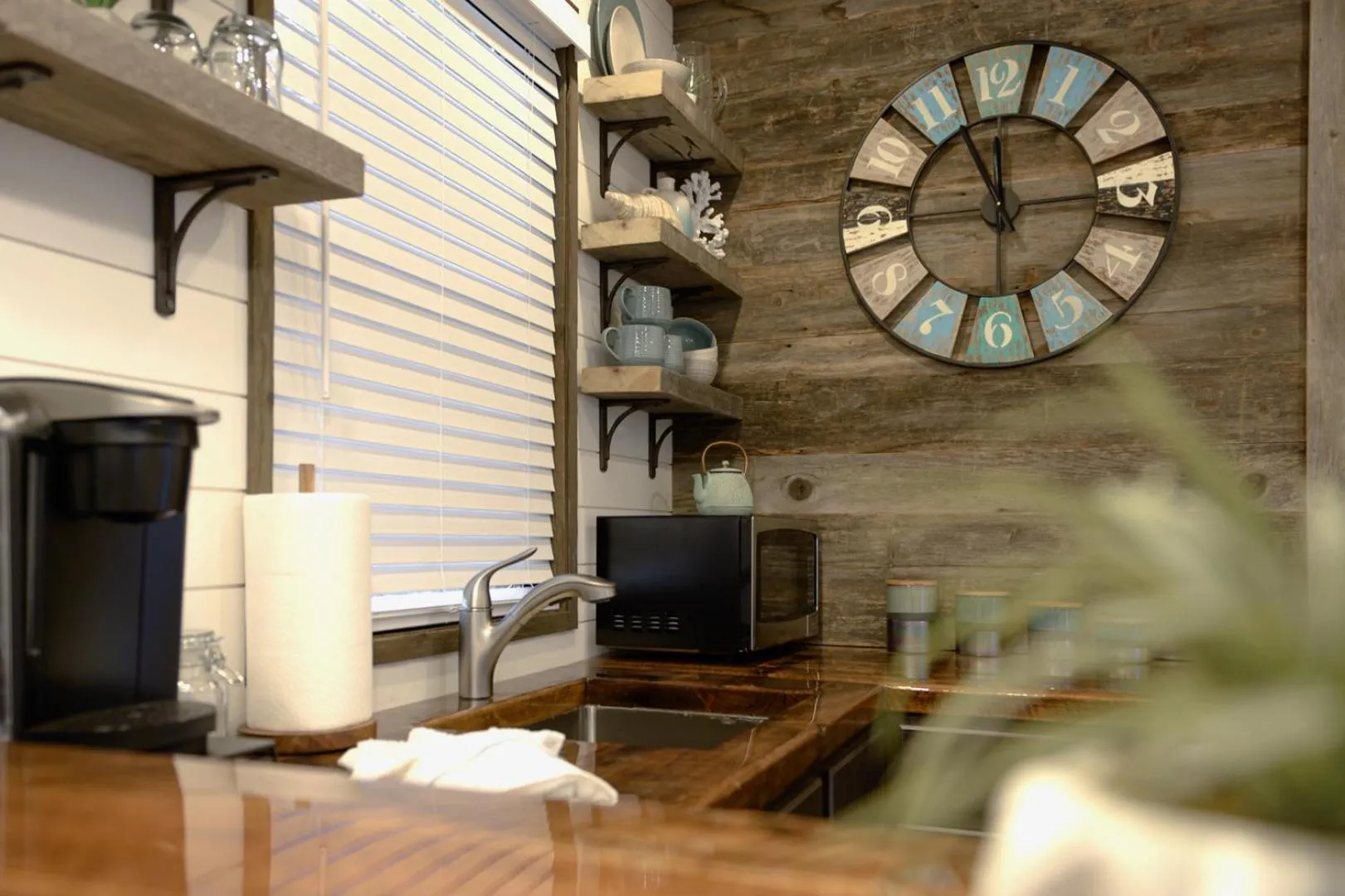 The Shoreline Container Home 12 min to Magnolia Silos and Baylor