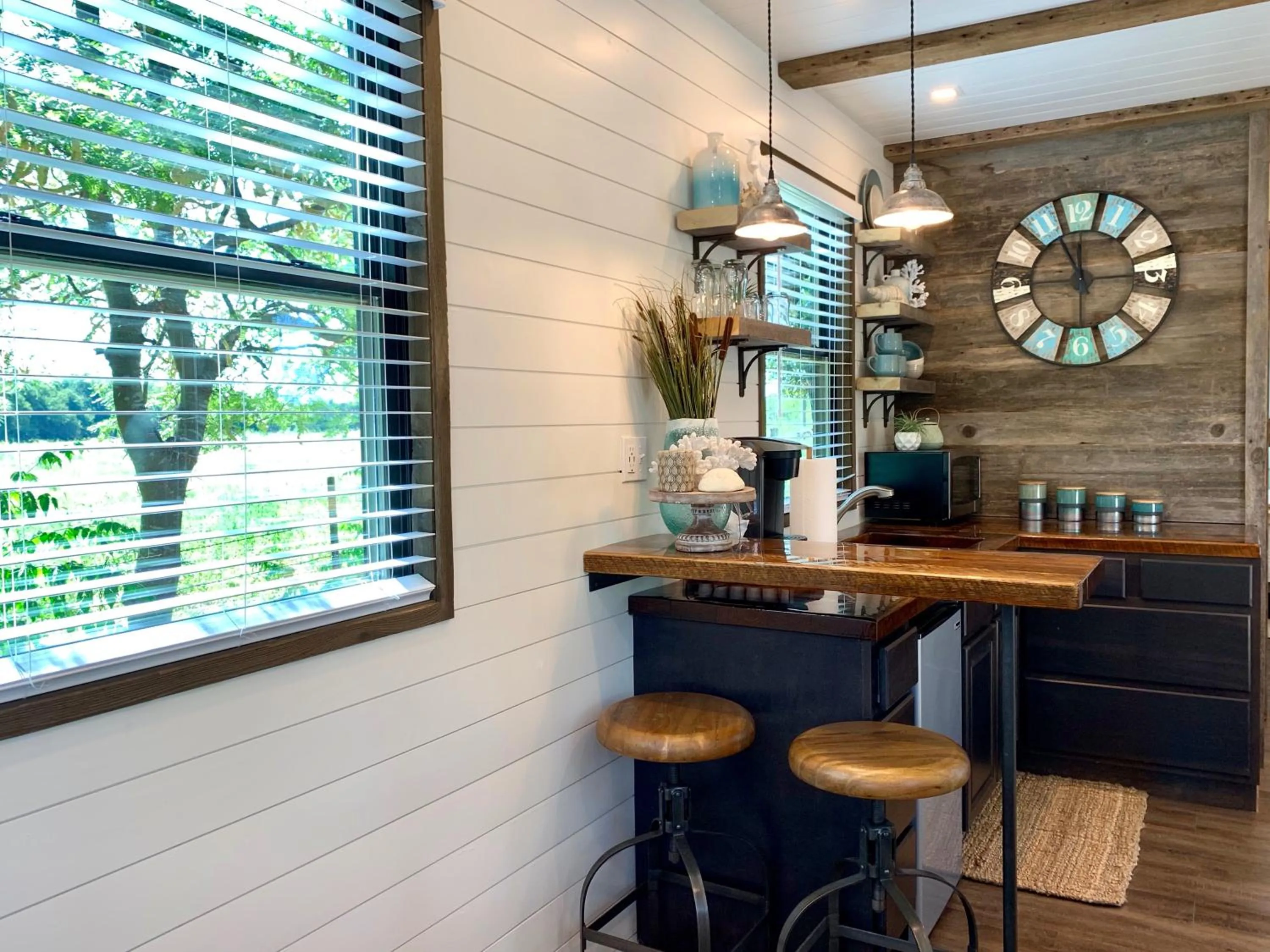 The Shoreline Container Home 12 min to Magnolia Silos and Baylor