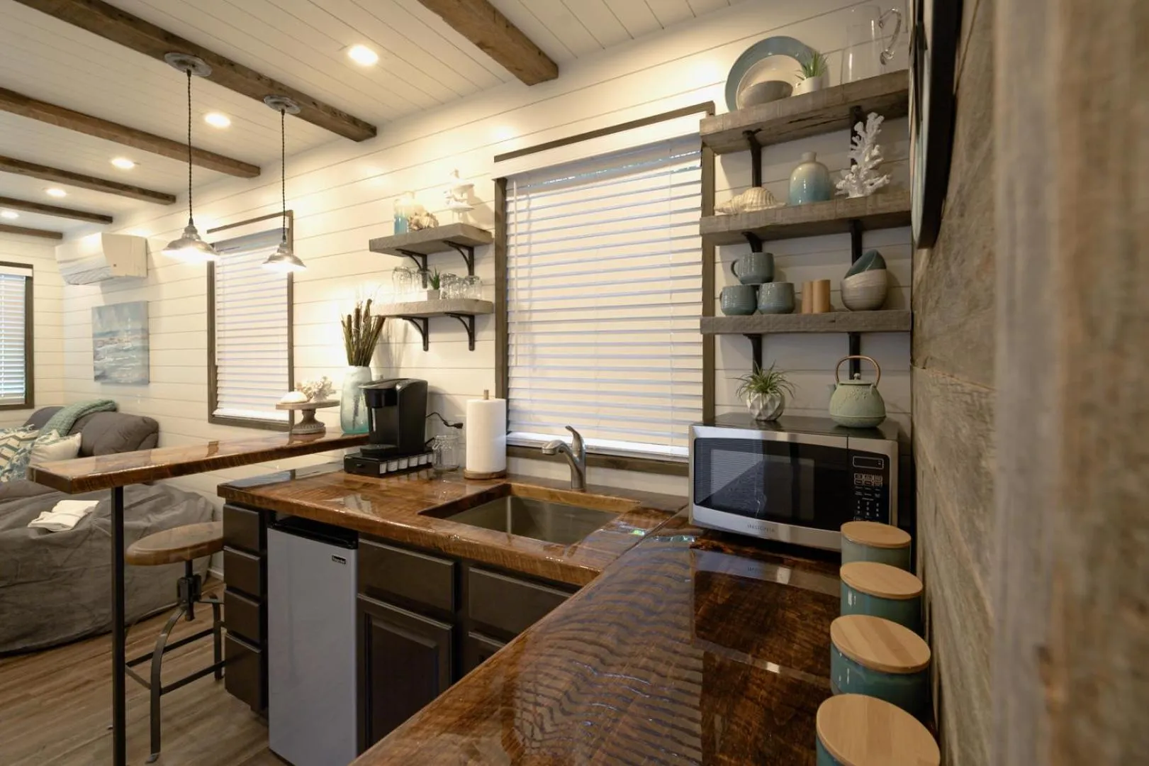 The Shoreline Container Home 12 min to Magnolia Silos and Baylor