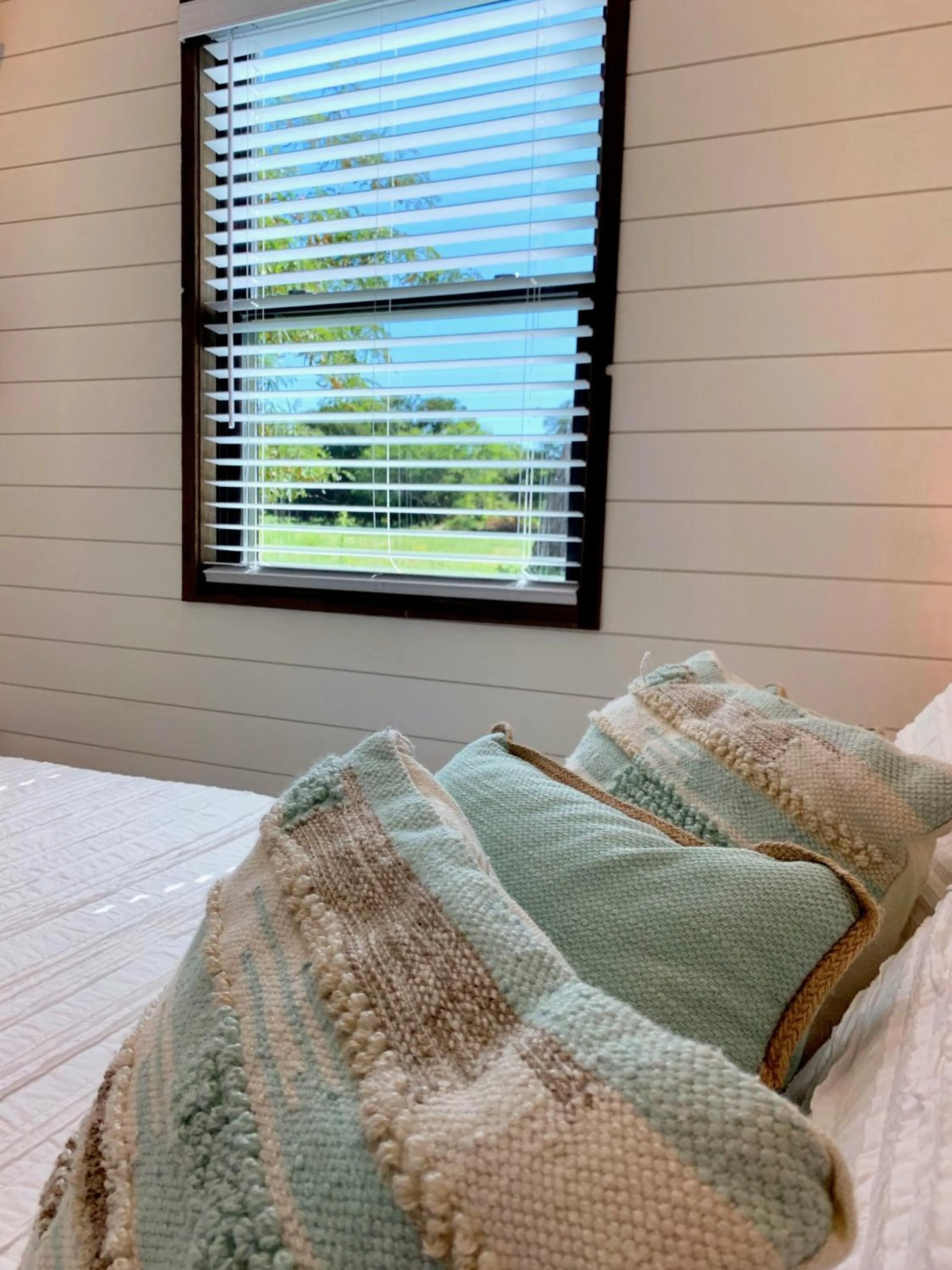 Bed in The Shoreline Container Home 12 min to Magnolia Silos and Baylor