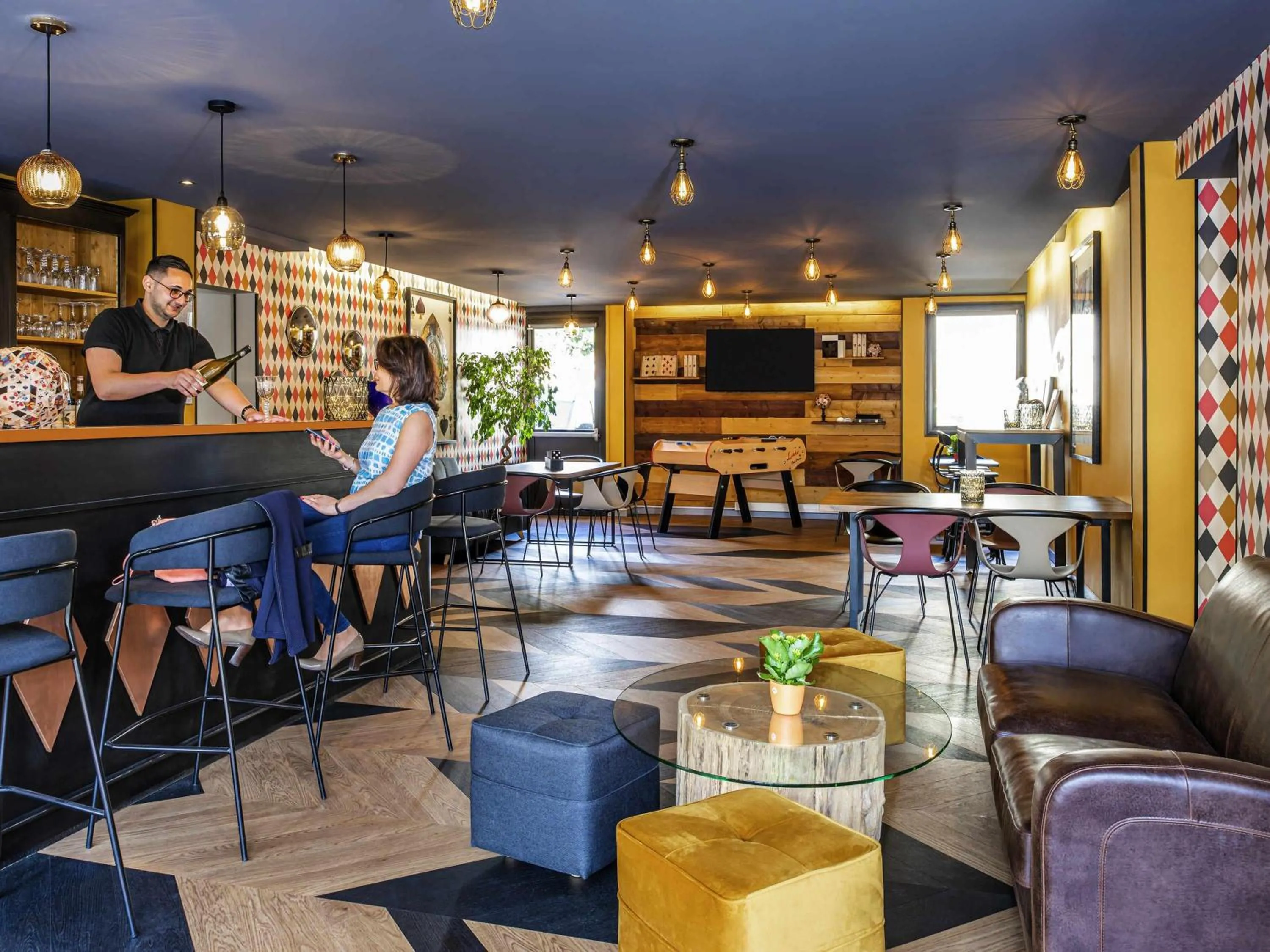 Lounge or bar in Ibis Styles Reims Centre