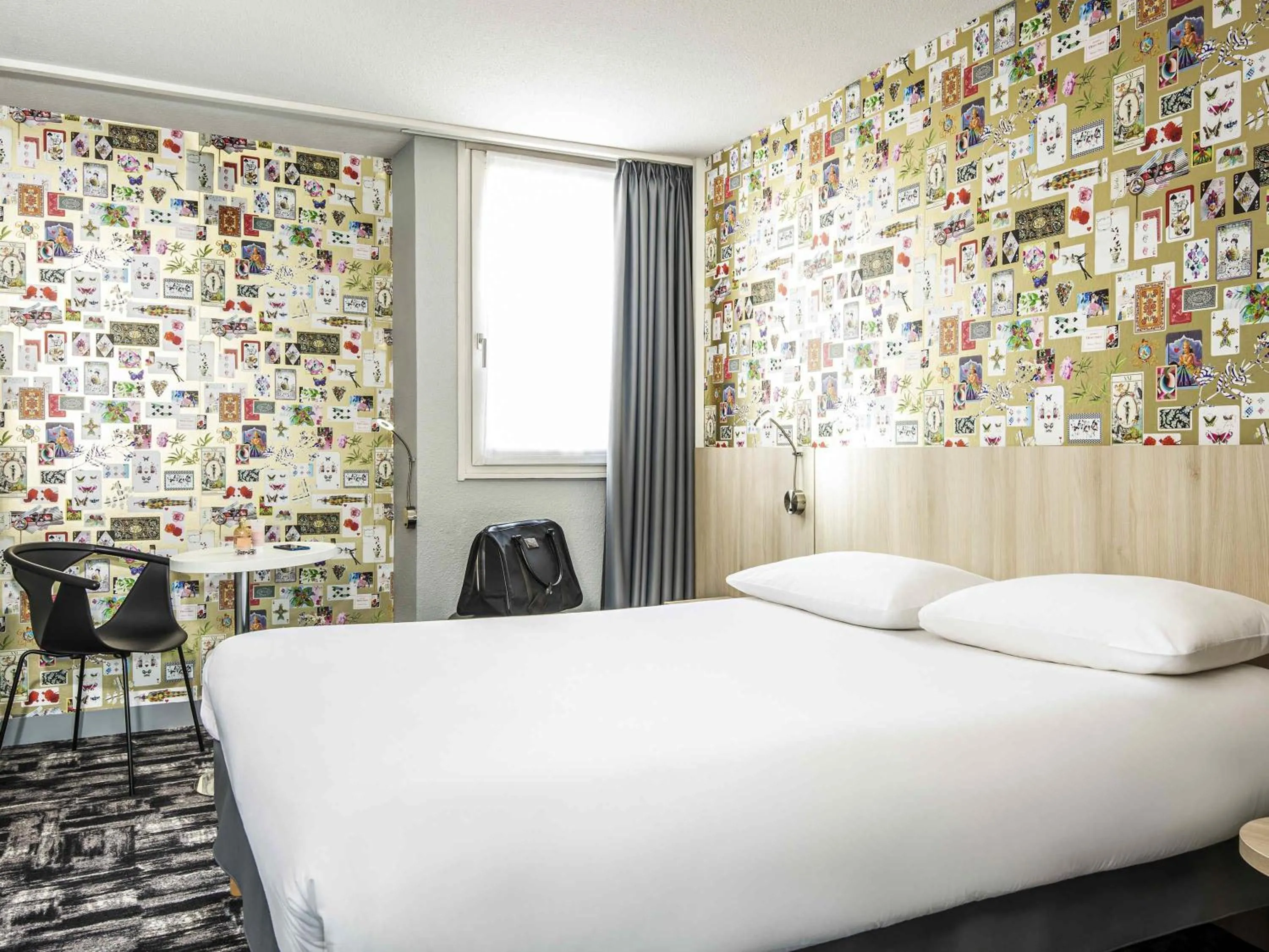 Bedroom, Bed in Ibis Styles Reims Centre