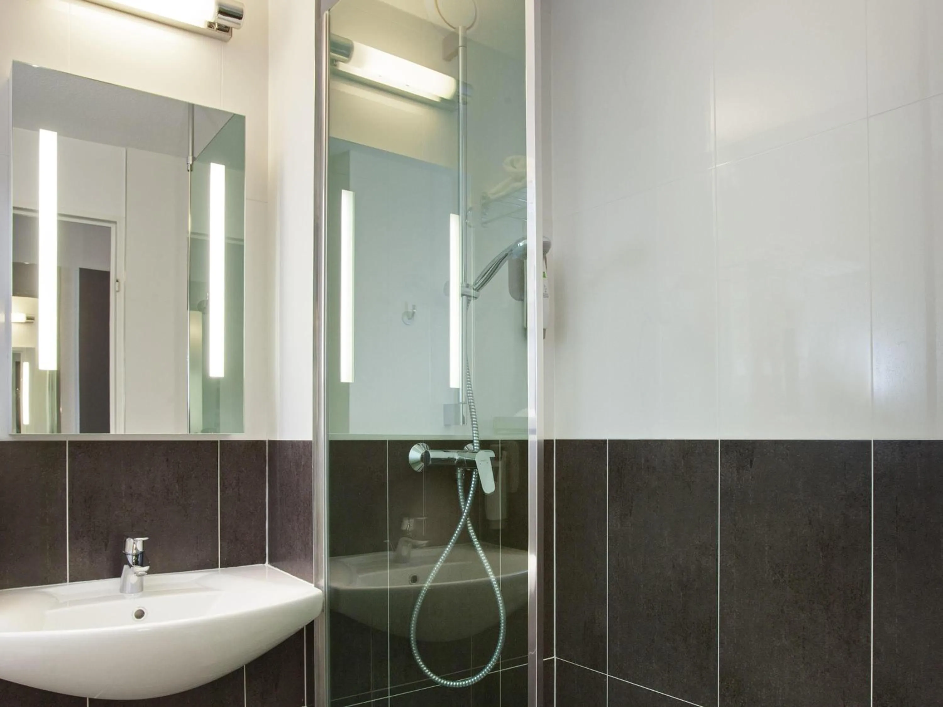 Bedroom in Ibis Styles Reims Centre