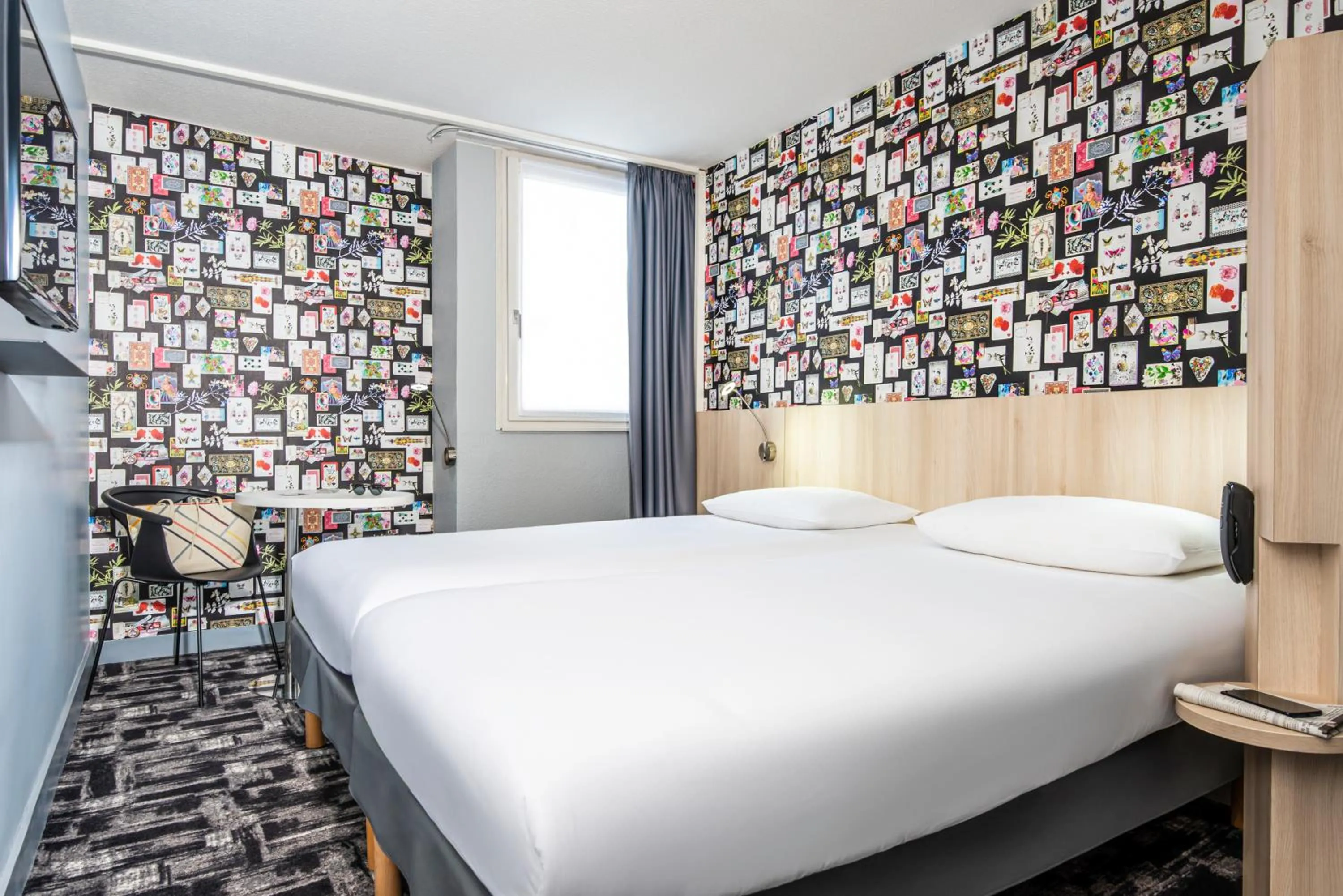Bed in Ibis Styles Reims Centre