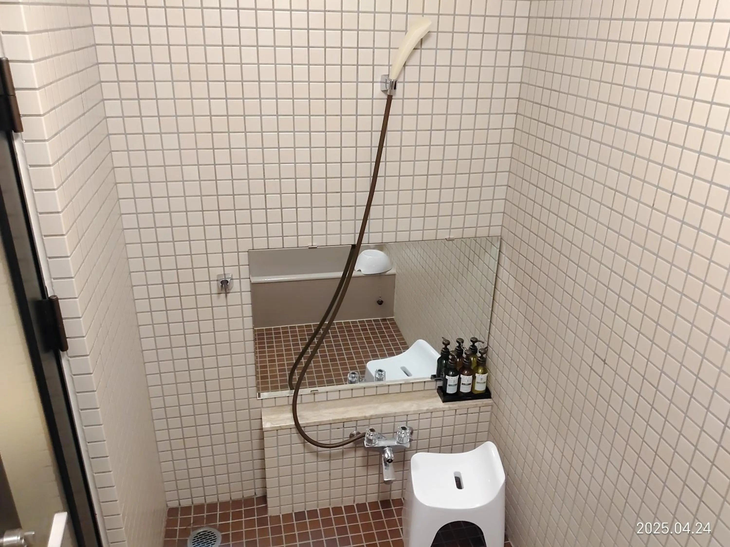 Shower in Yamanaka Onsen Hanatsubaki