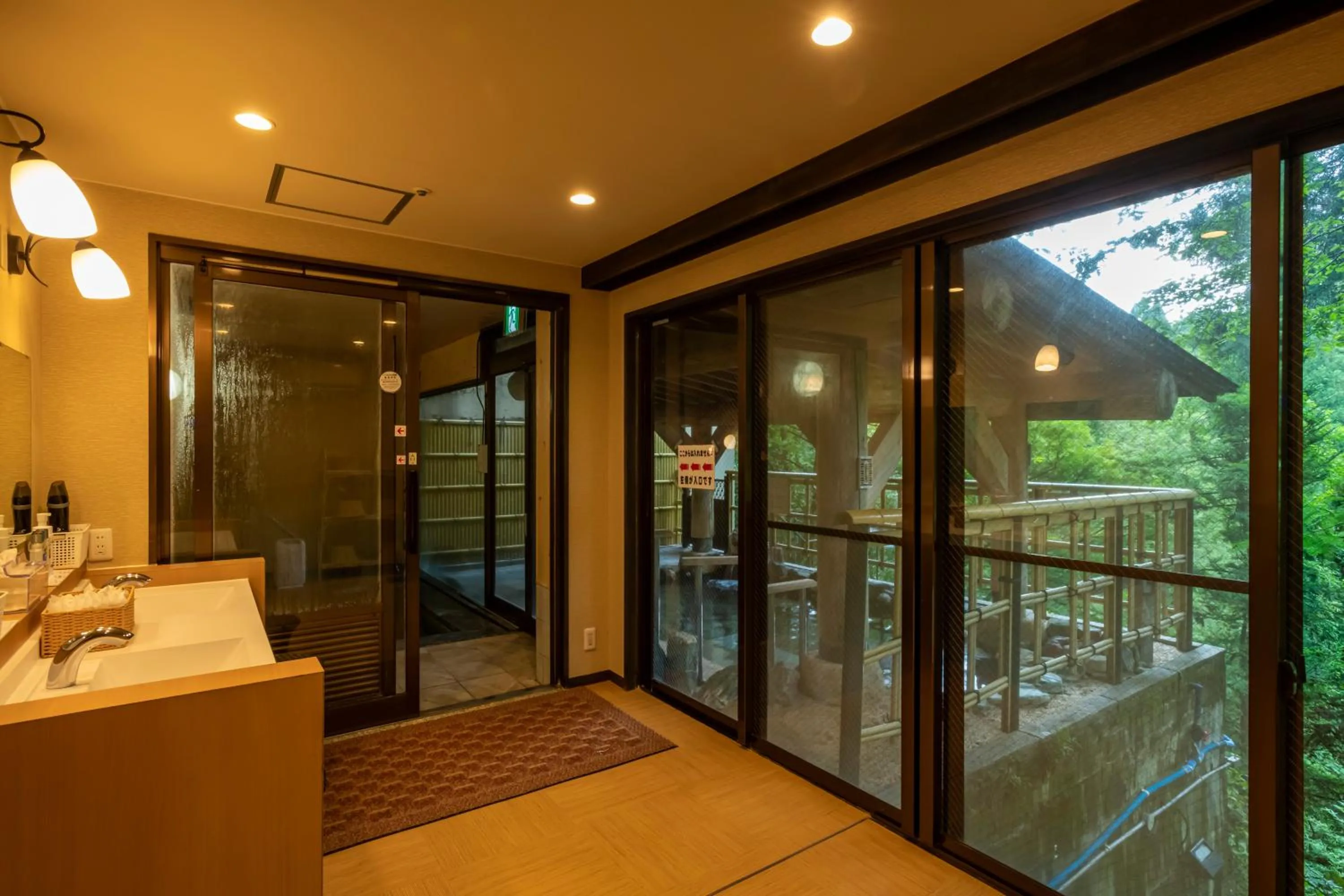 Hot Spring Bath in Yamanaka Onsen Hanatsubaki