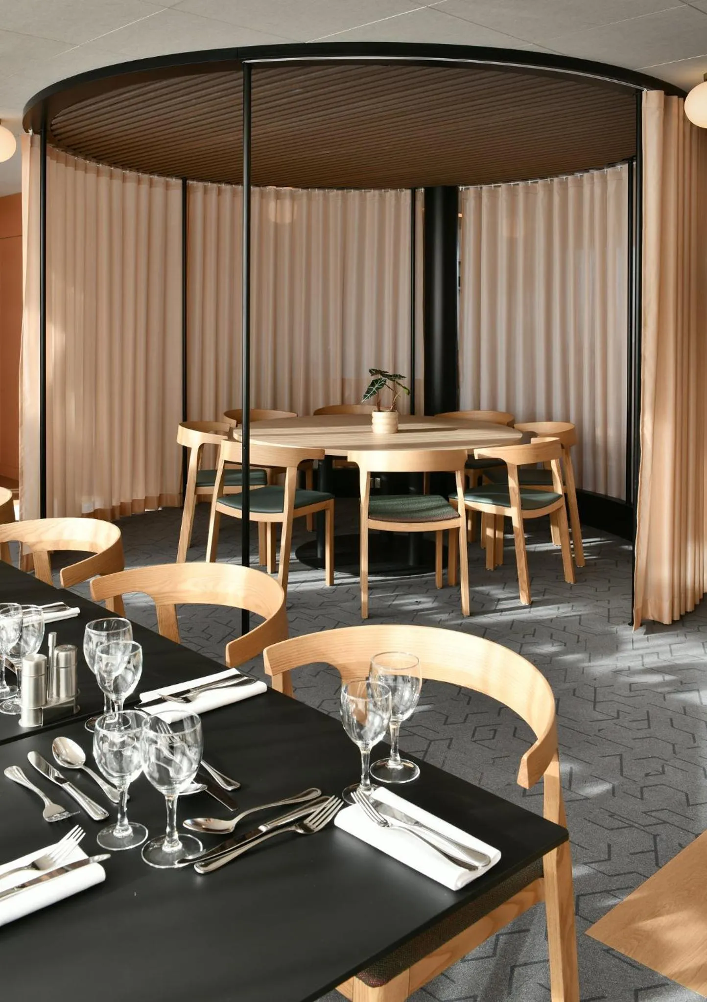 Restaurant/places to eat in Holiday Inn Reims Centre by IHG