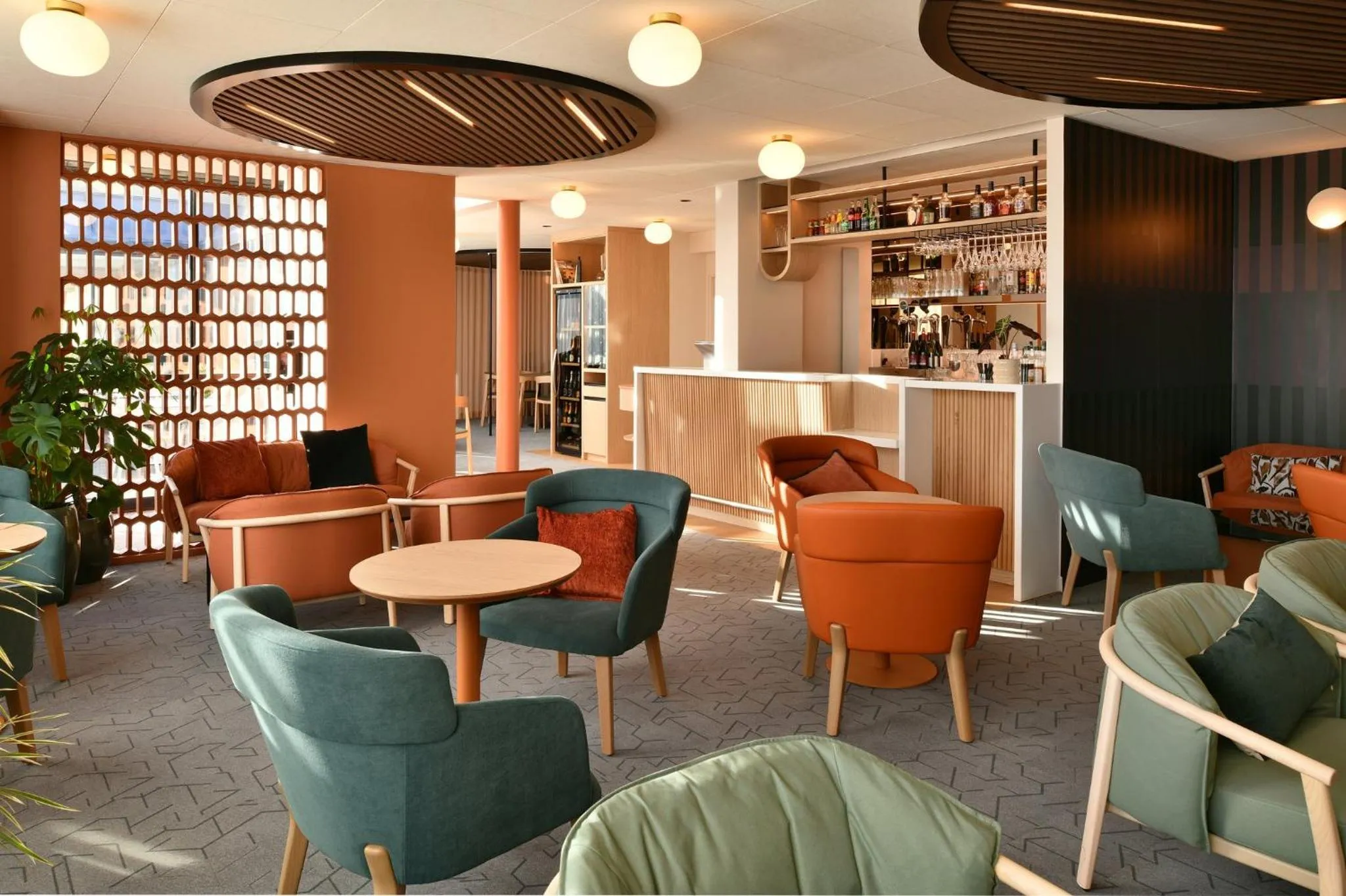 Lounge or bar in Holiday Inn Reims Centre by IHG