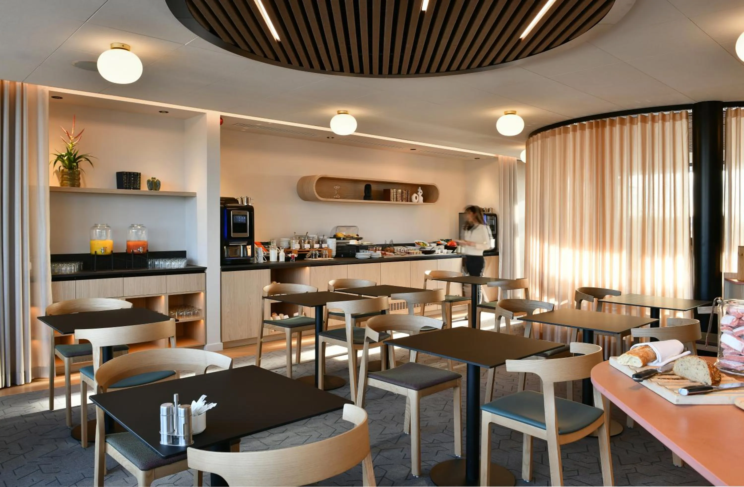 Restaurant/places to eat in Holiday Inn Reims Centre by IHG