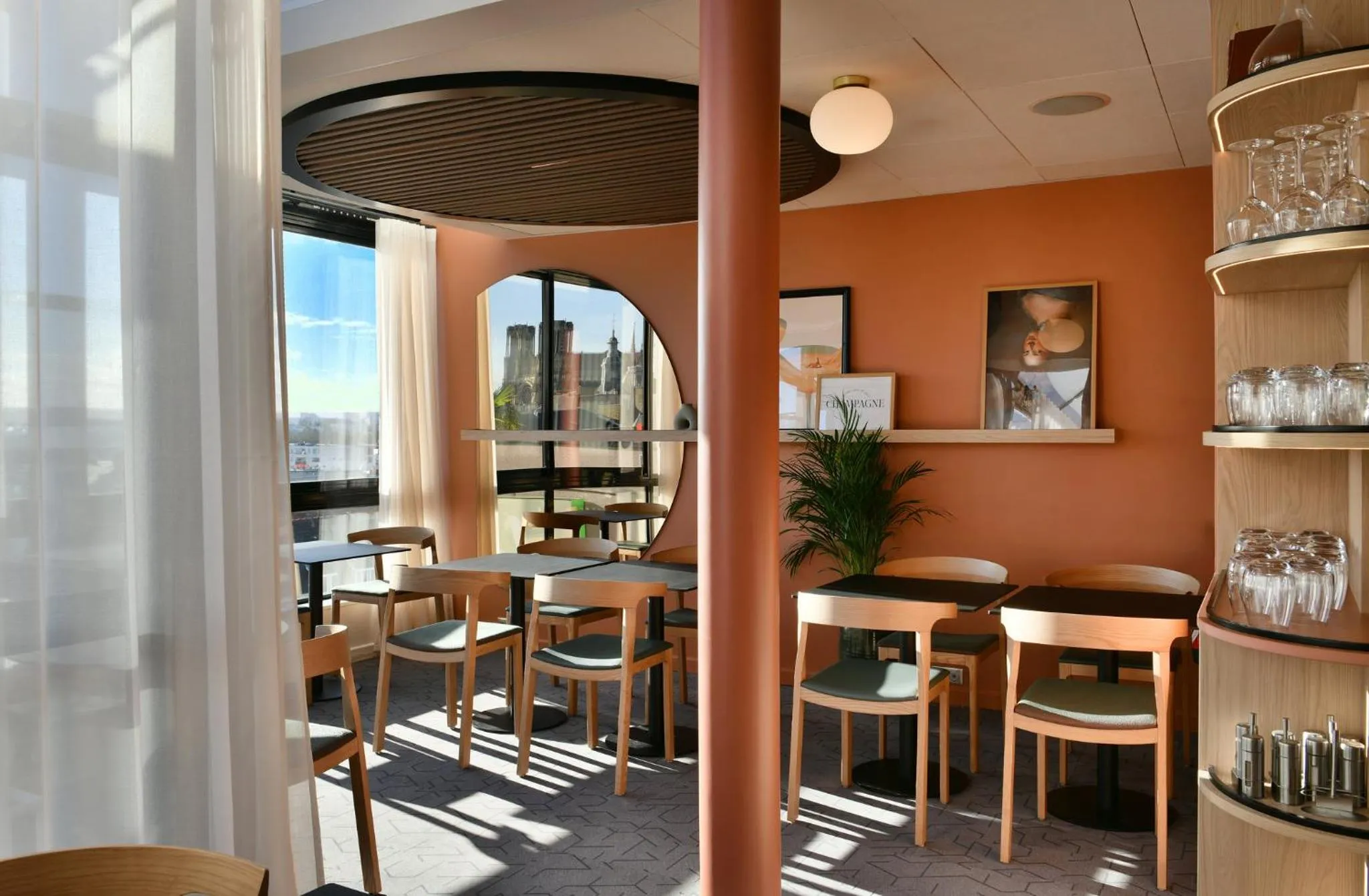 Restaurant/places to eat in Holiday Inn Reims Centre by IHG