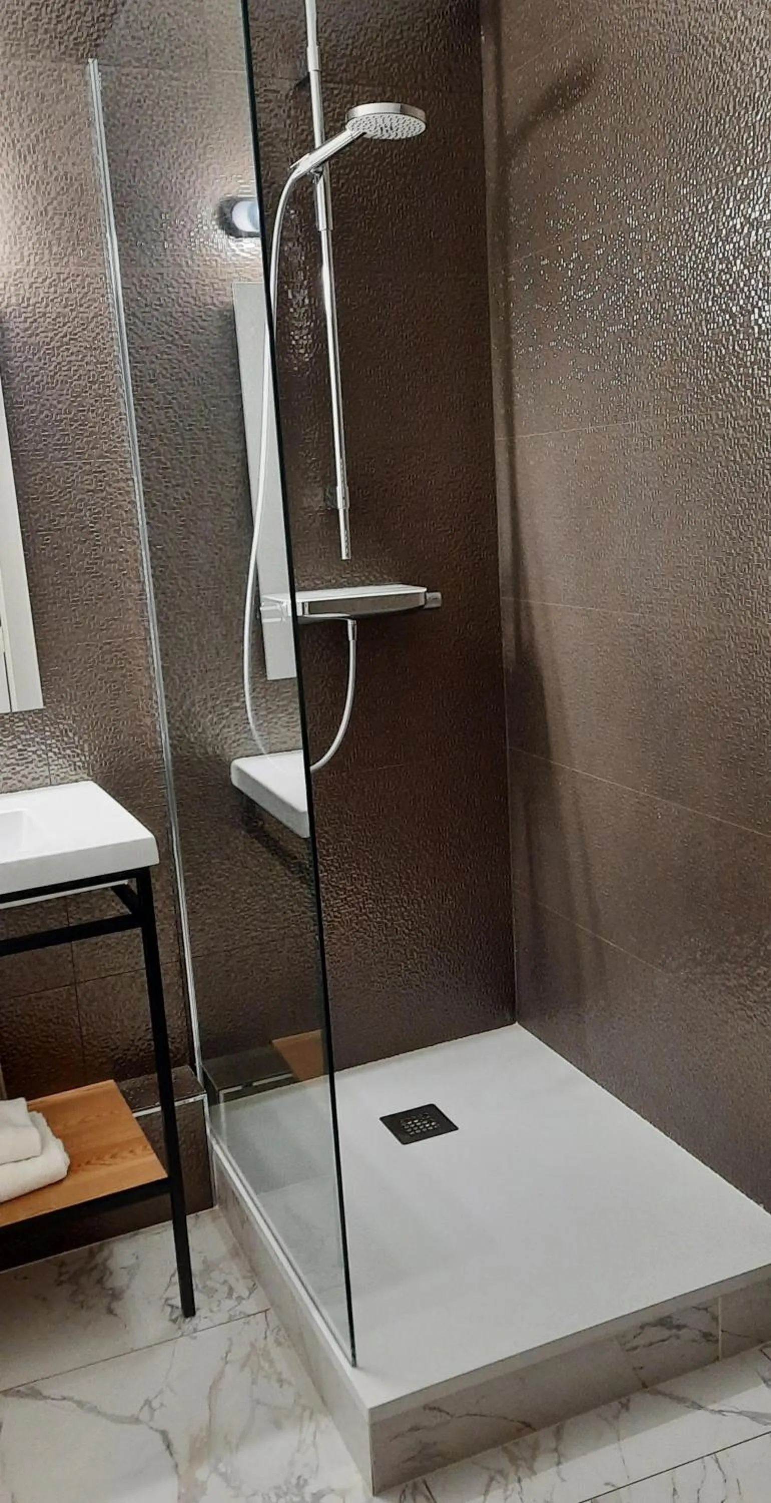 Bathroom in Hôtel de France