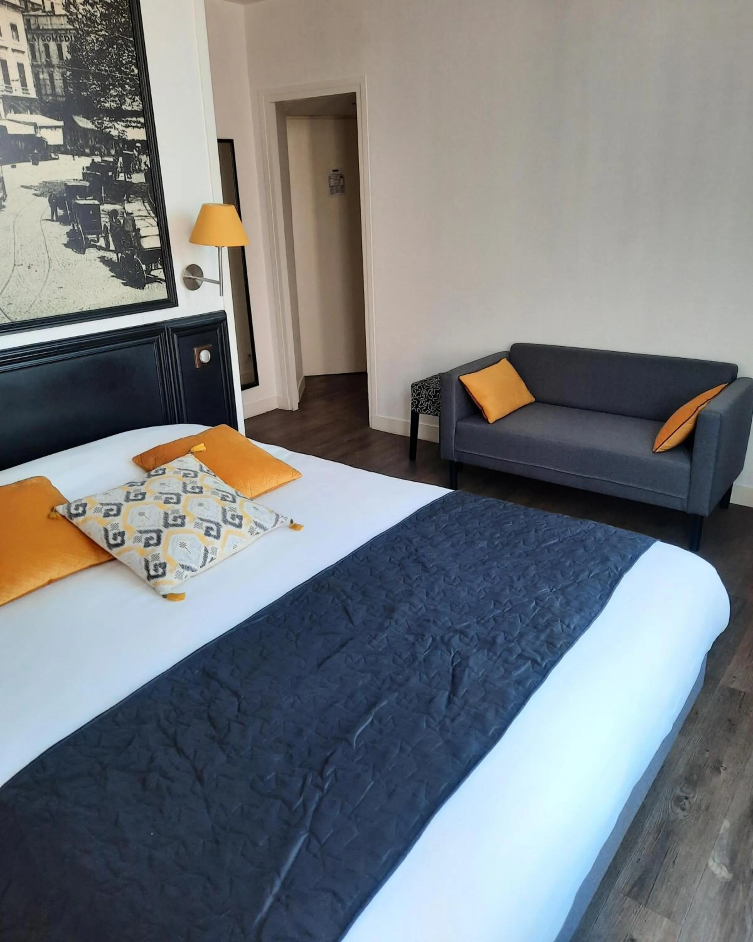 Bedroom, Bed in Hôtel de France