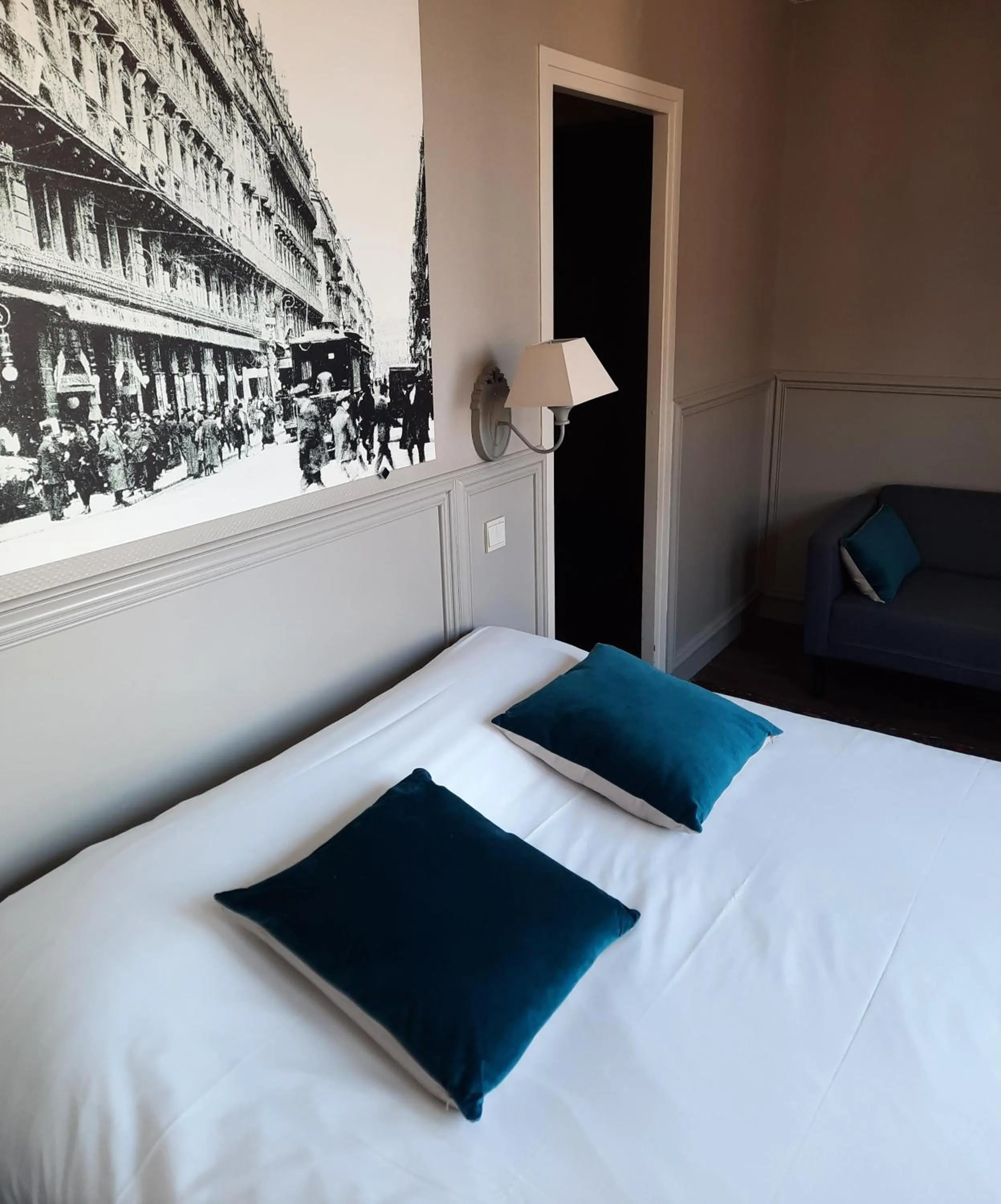 Bedroom, Bed in Hôtel de France