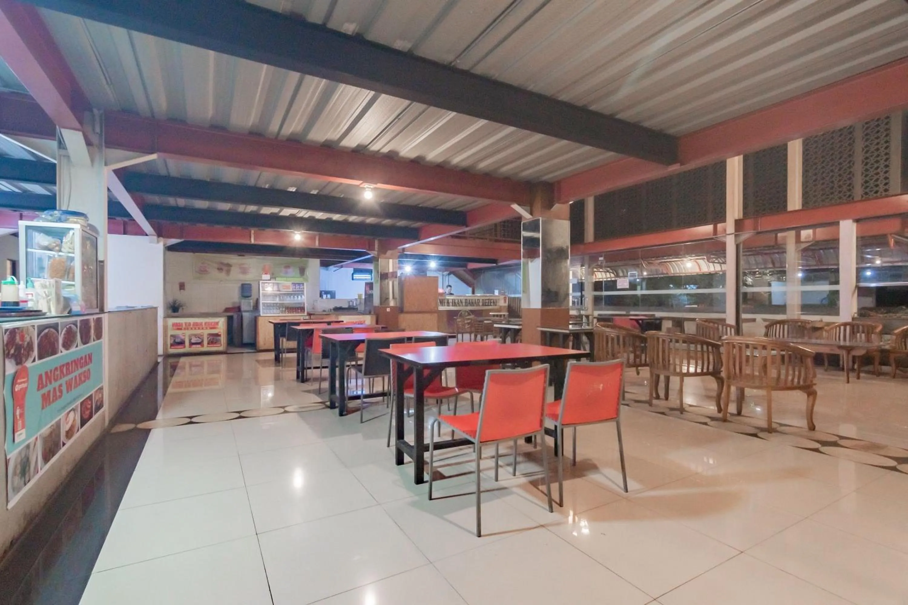 Restaurant/places to eat in RedDoorz Syariah at Cigadung Raya Street