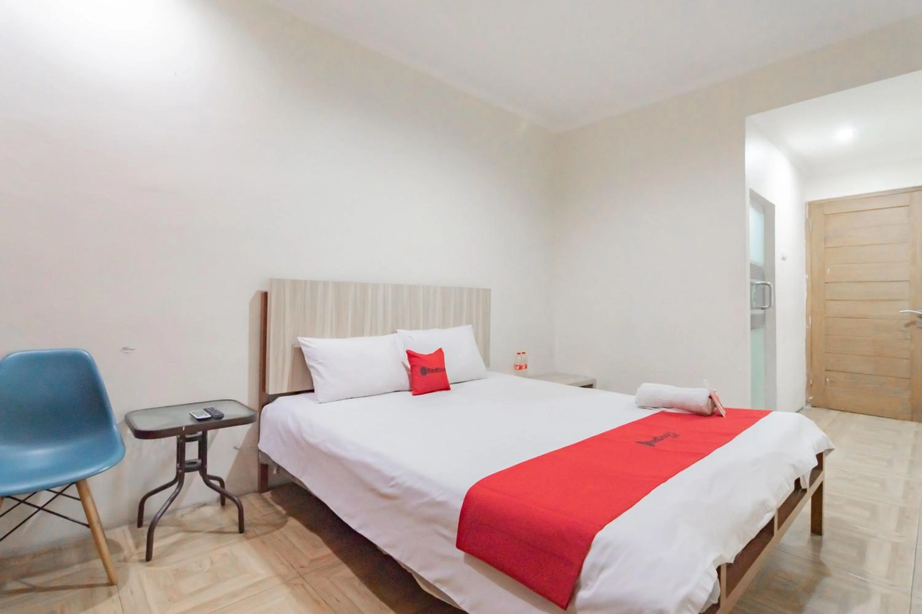 Bedroom, Bed in RedDoorz Syariah at Cigadung Raya Street